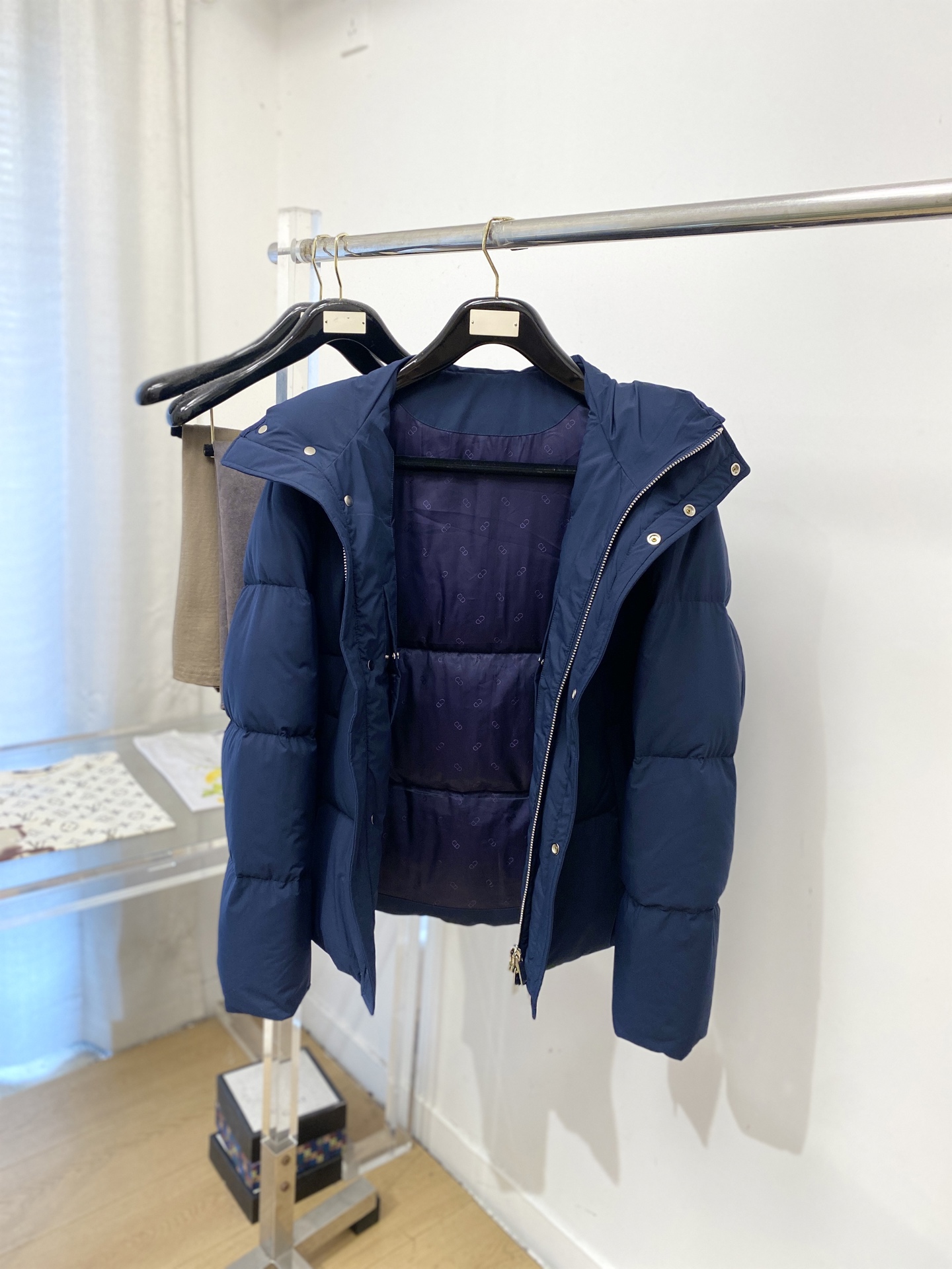 迪*、2026最新款男士羽绒服、面料柔软舒适 ．上身版型超赞 ．拉链．辅料都是客供 、进口面料，轻便舒适，保暖有型、简单