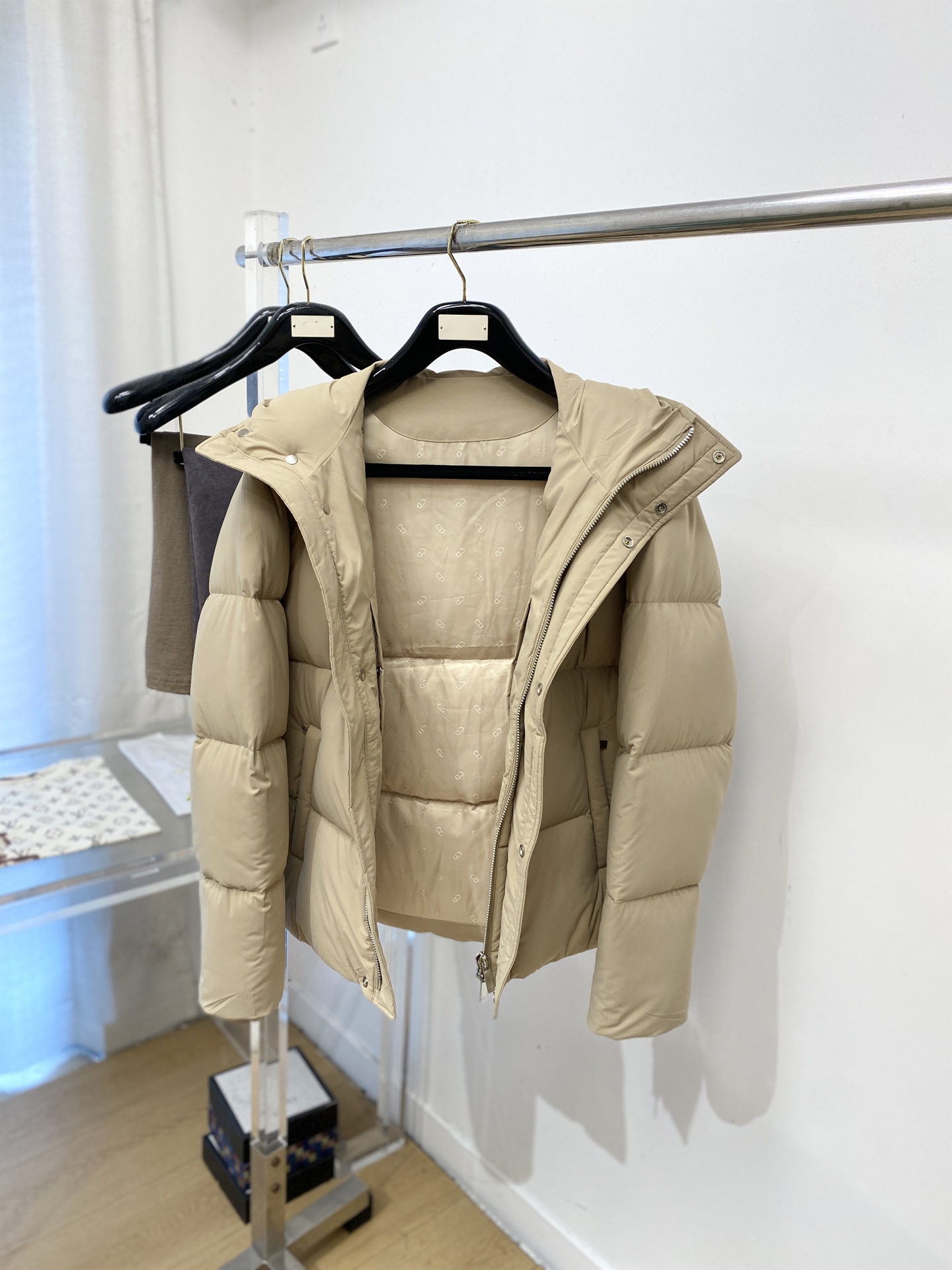 迪*、2026最新款男士羽绒服、面料柔软舒适 ．上身版型超赞 ．拉链．辅料都是客供 、进口面料，轻便舒适，保暖有型、简单