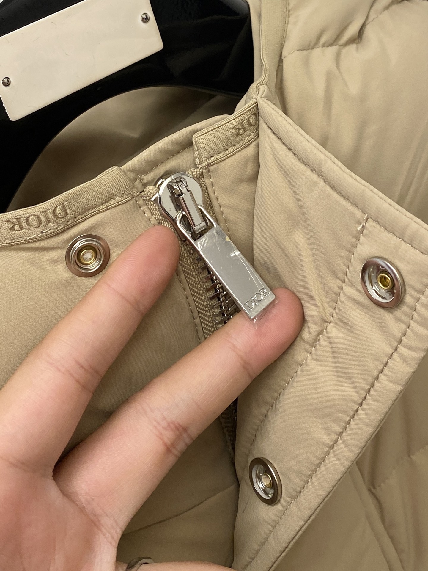 迪*、2026最新款男士羽绒服、面料柔软舒适 ．上身版型超赞 ．拉链．辅料都是客供 、进口面料，轻便舒适，保暖有型、简单