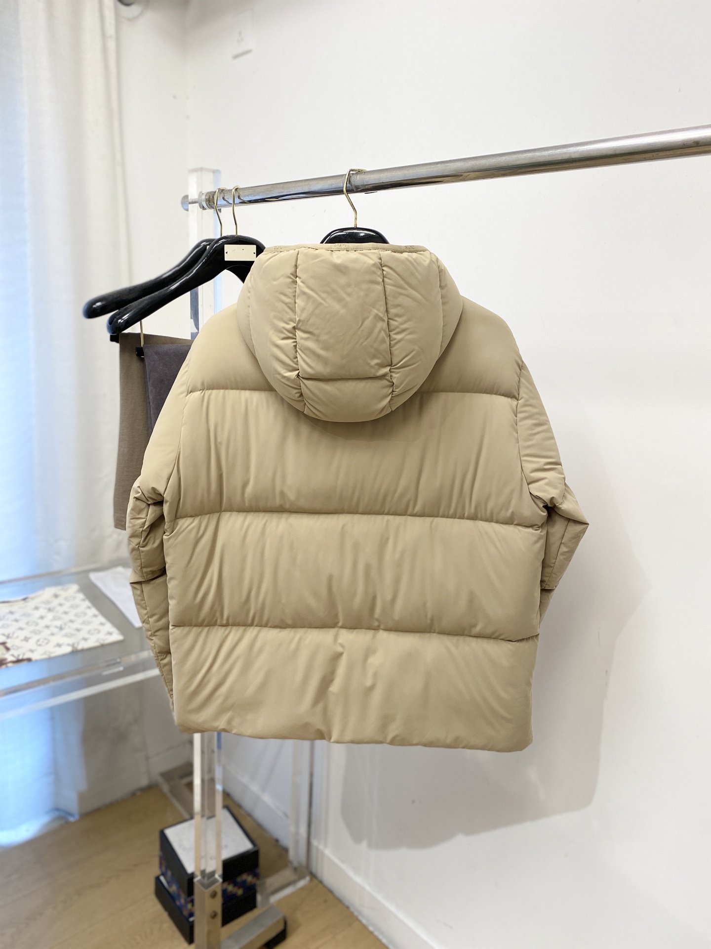 迪*、2026最新款男士羽绒服、面料柔软舒适 ．上身版型超赞 ．拉链．辅料都是客供 、进口面料，轻便舒适，保暖有型、简单