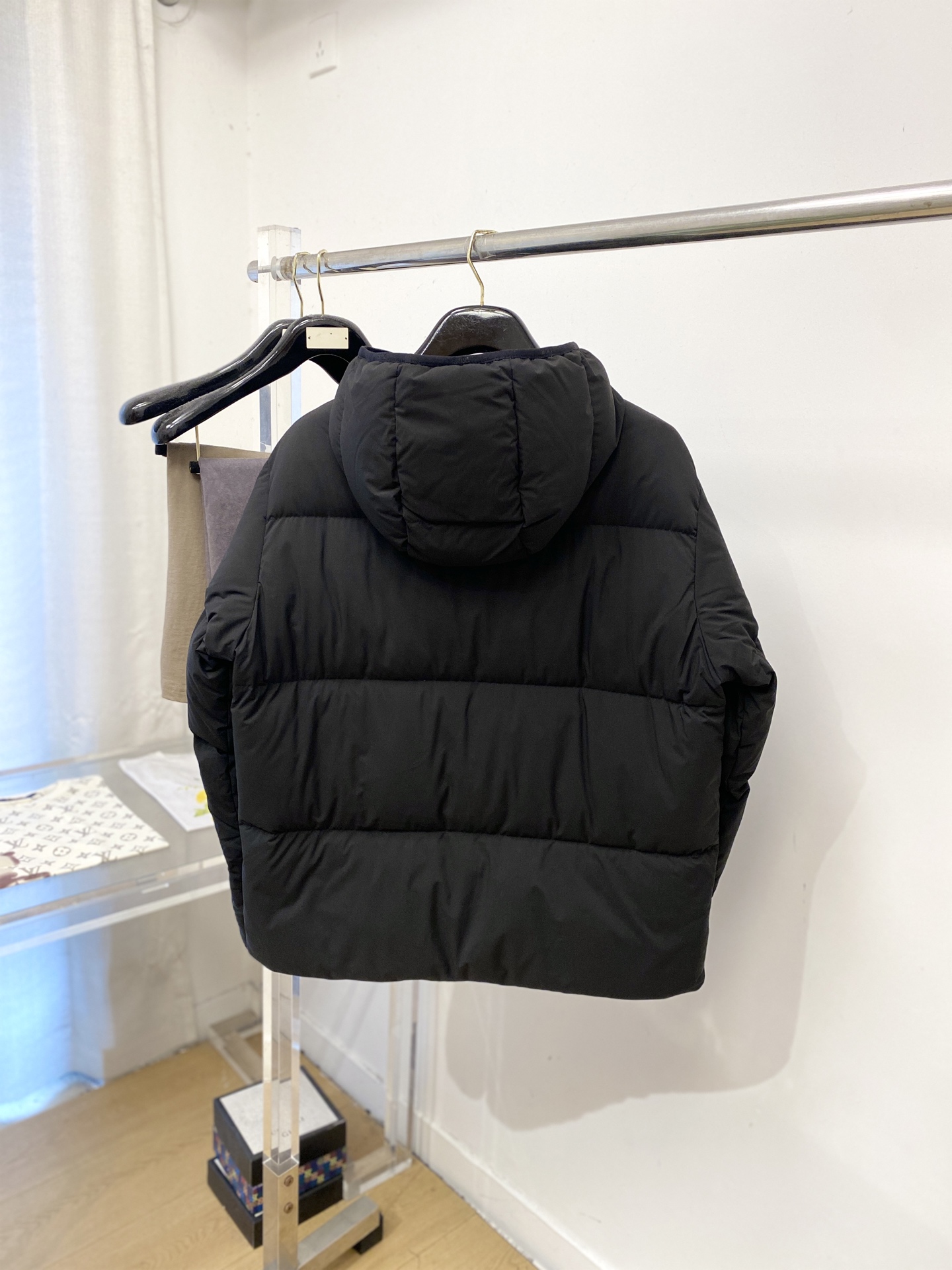 迪*、2026最新款男士羽绒服、面料柔软舒适 ．上身版型超赞 ．拉链．辅料都是客供 、进口面料，轻便舒适，保暖有型、简单