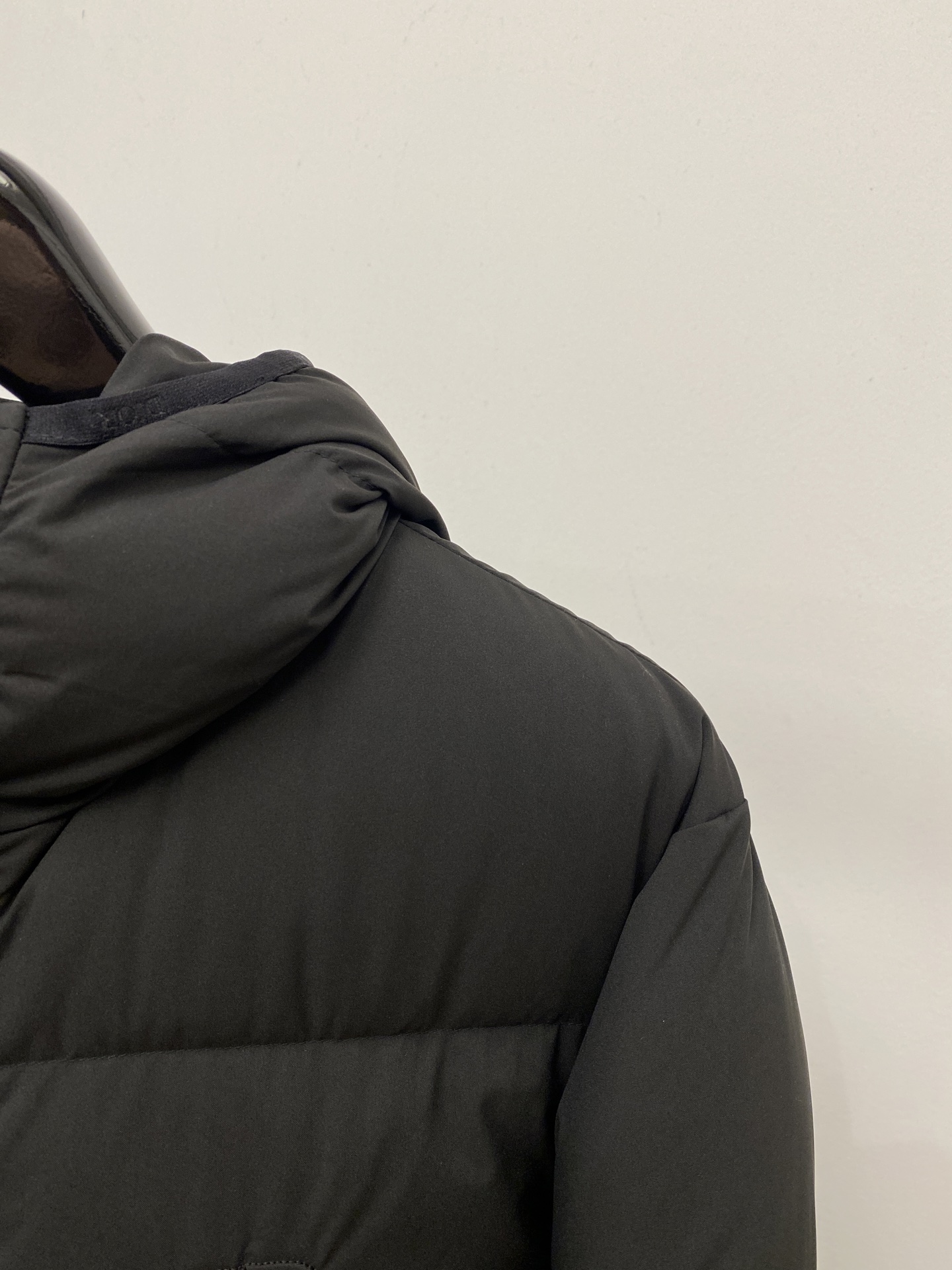 迪*、2026最新款男士羽绒服、面料柔软舒适 ．上身版型超赞 ．拉链．辅料都是客供 、进口面料，轻便舒适，保暖有型、简单