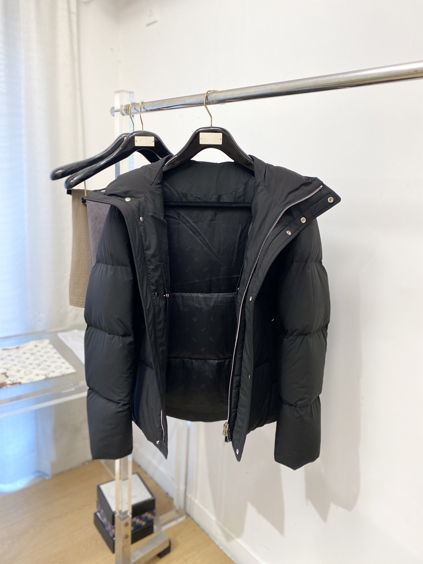 迪*、2026最新款男士羽绒服、面料柔软舒适 ．上身版型超赞 ．拉链．辅料都是客供 、进口面料，轻便舒适，保暖有型、简单