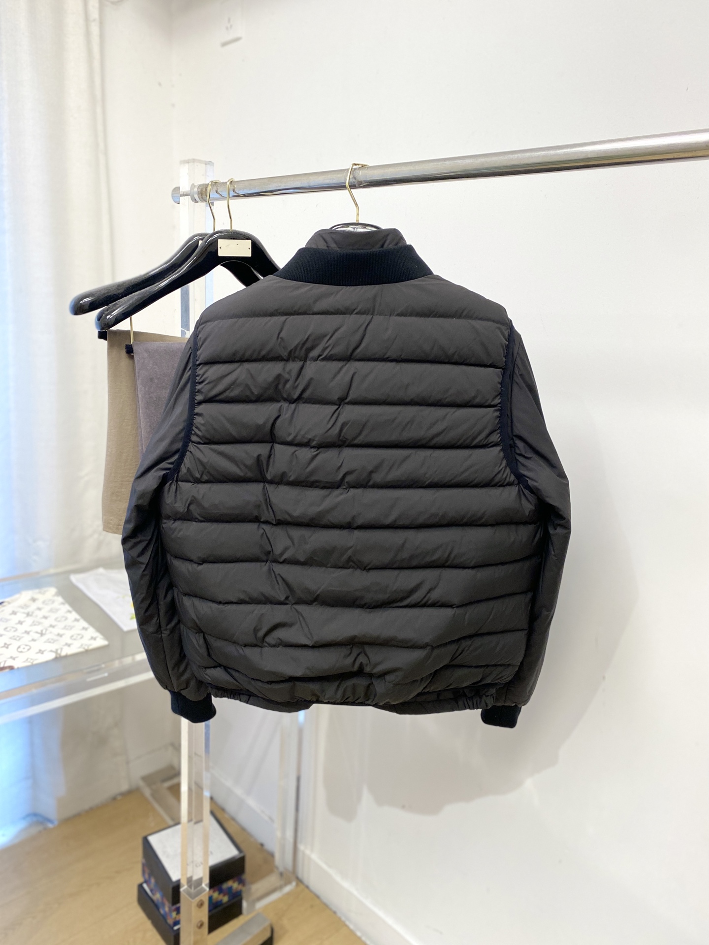蒙*、2026最新款男士羽绒服、面料柔软舒适 ．上身版型超赞 ．拉链．辅料都是客供 、进口面料，轻便舒适，保暖有型、简单