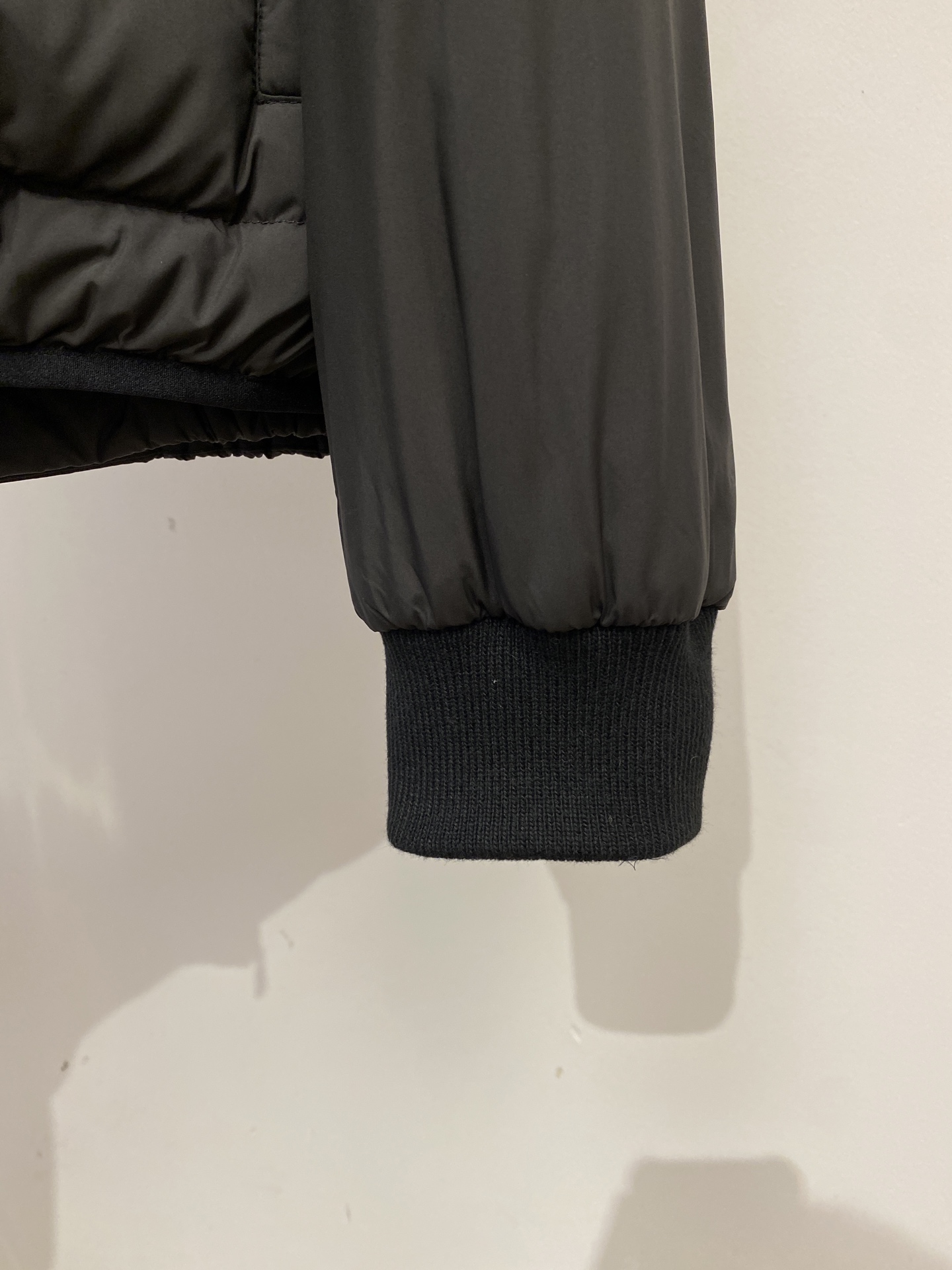 蒙*、2026最新款男士羽绒服、面料柔软舒适 ．上身版型超赞 ．拉链．辅料都是客供 、进口面料，轻便舒适，保暖有型、简单