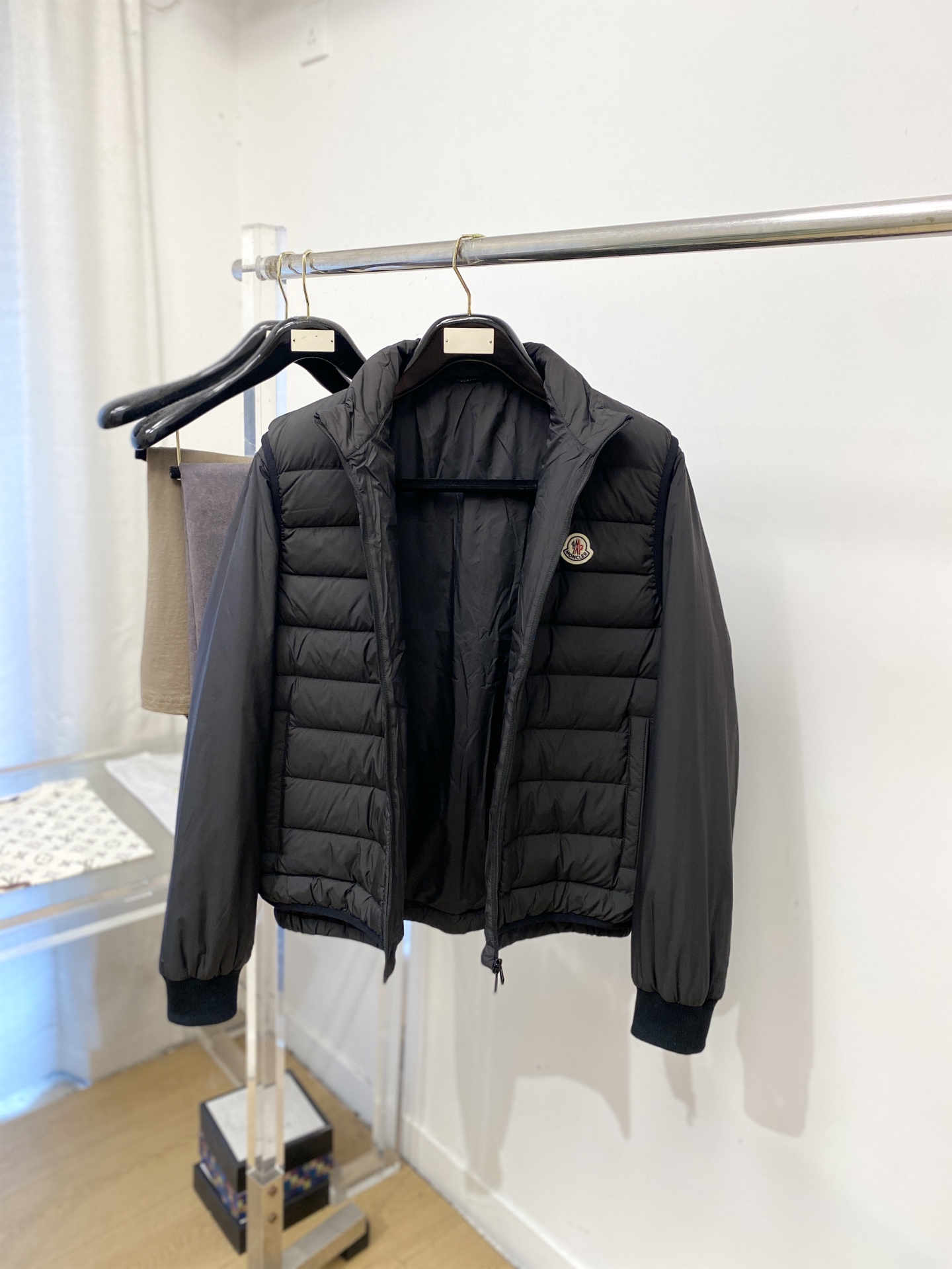 蒙*、2026最新款男士羽绒服、面料柔软舒适 ．上身版型超赞 ．拉链．辅料都是客供 、进口面料，轻便舒适，保暖有型、简单