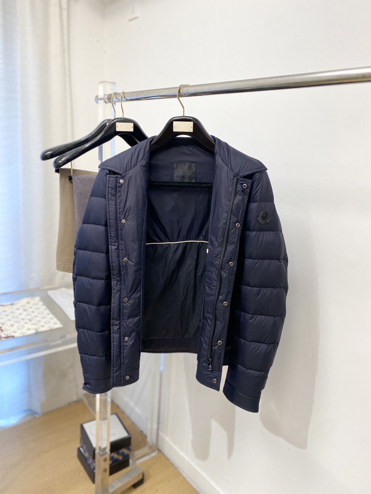 蒙*、2026最新款男士羽绒服、面料柔软舒适 ．上身版型超赞 ．拉链．辅料都是客供 、进口面料，轻便舒适，保暖有型、简单