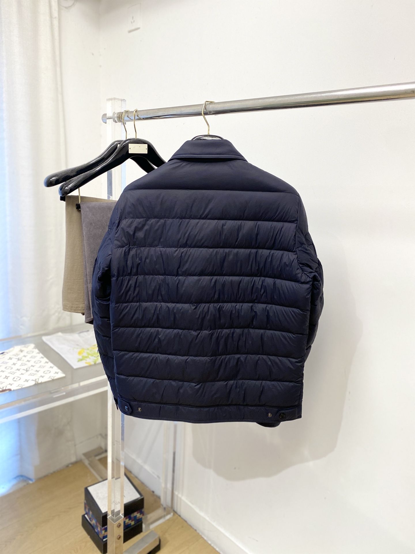 蒙*、2026最新款男士羽绒服、面料柔软舒适 ．上身版型超赞 ．拉链．辅料都是客供 、进口面料，轻便舒适，保暖有型、简单