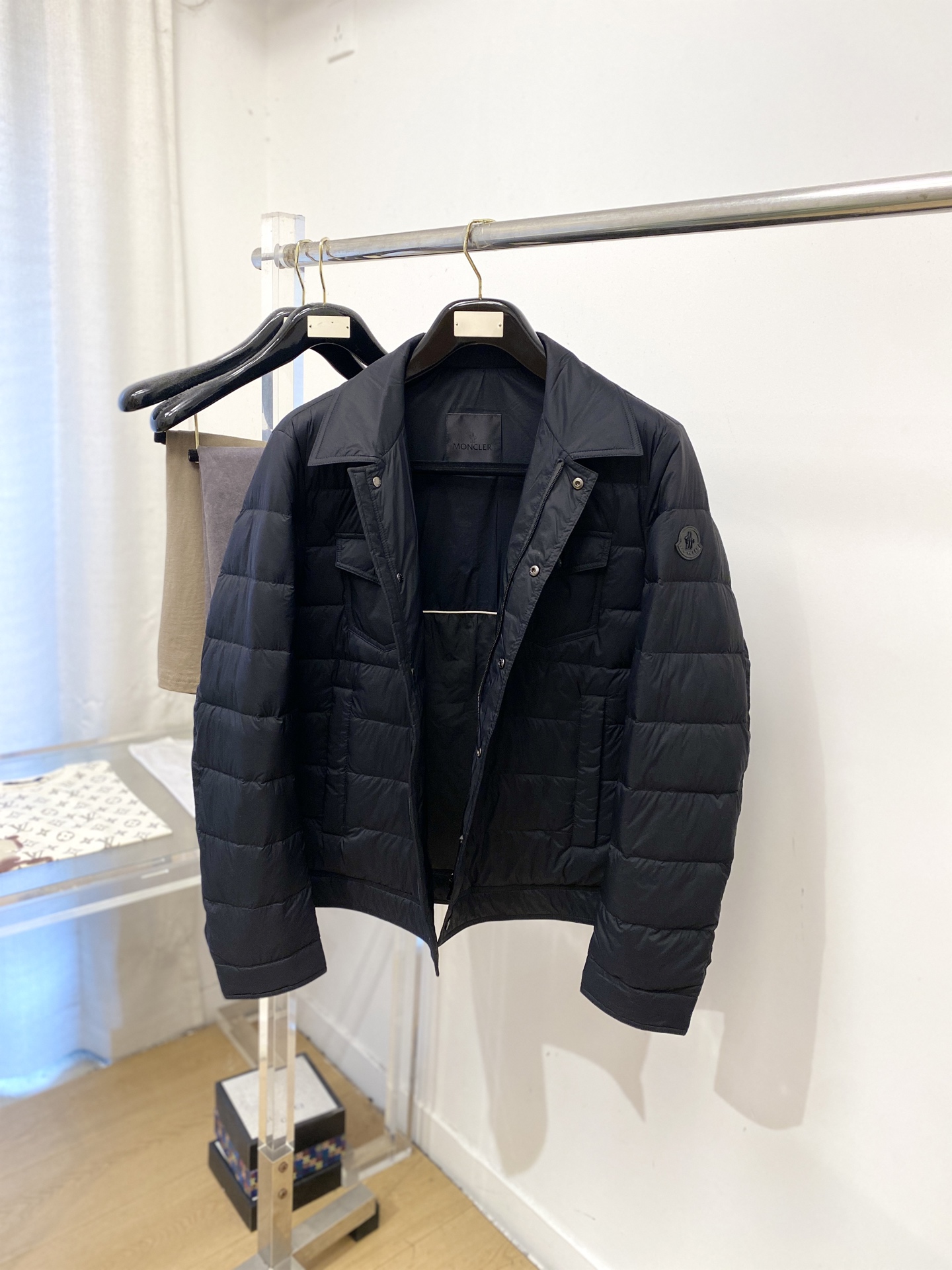 蒙*、2026最新款男士羽绒服、面料柔软舒适 ．上身版型超赞 ．拉链．辅料都是客供 、进口面料，轻便舒适，保暖有型、简单