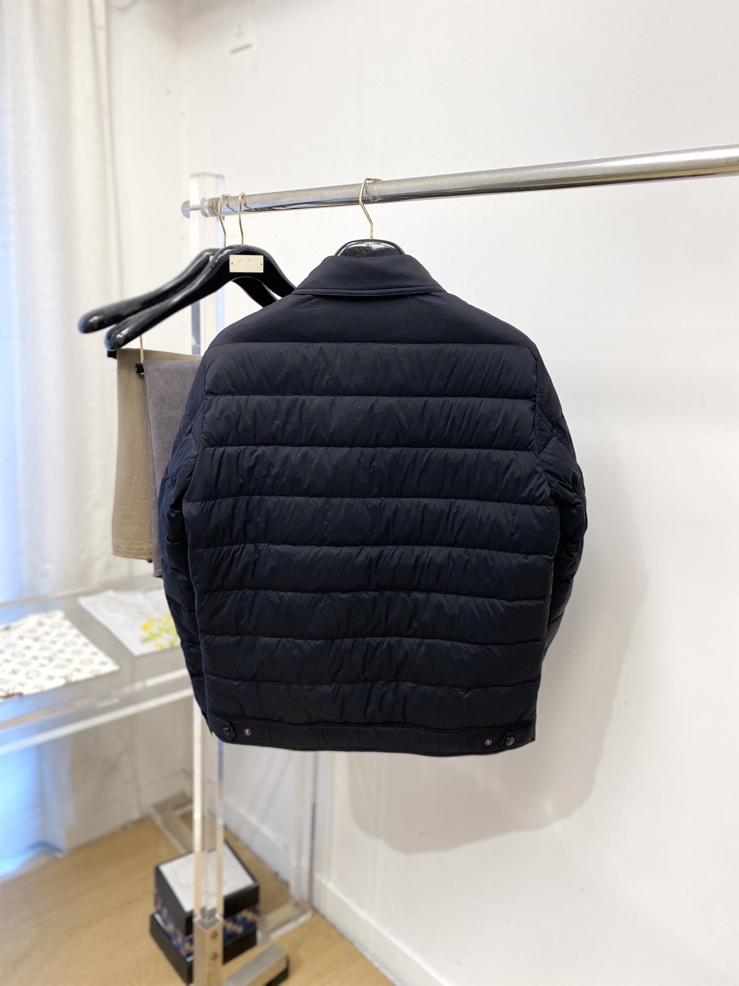 蒙*、2026最新款男士羽绒服、面料柔软舒适 ．上身版型超赞 ．拉链．辅料都是客供 、进口面料，轻便舒适，保暖有型、简单