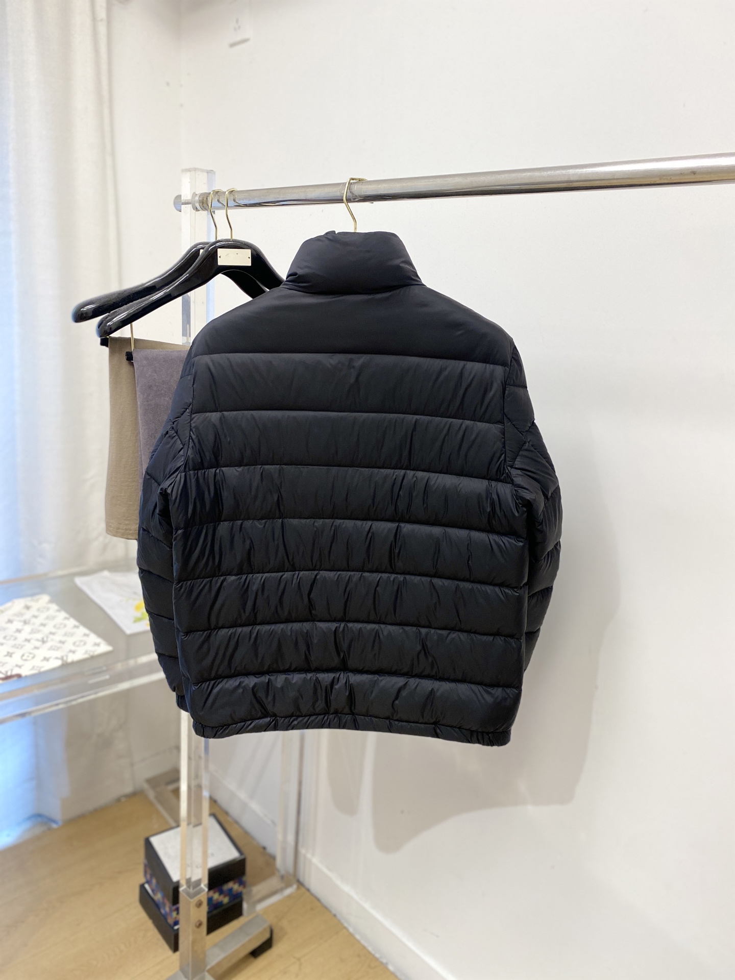 巴*、2026最新款男士羽绒服、面料柔软舒适 ．上身版型超赞 ．拉链．辅料都是客供 、进口面料，轻便舒适，保暖有型、简单