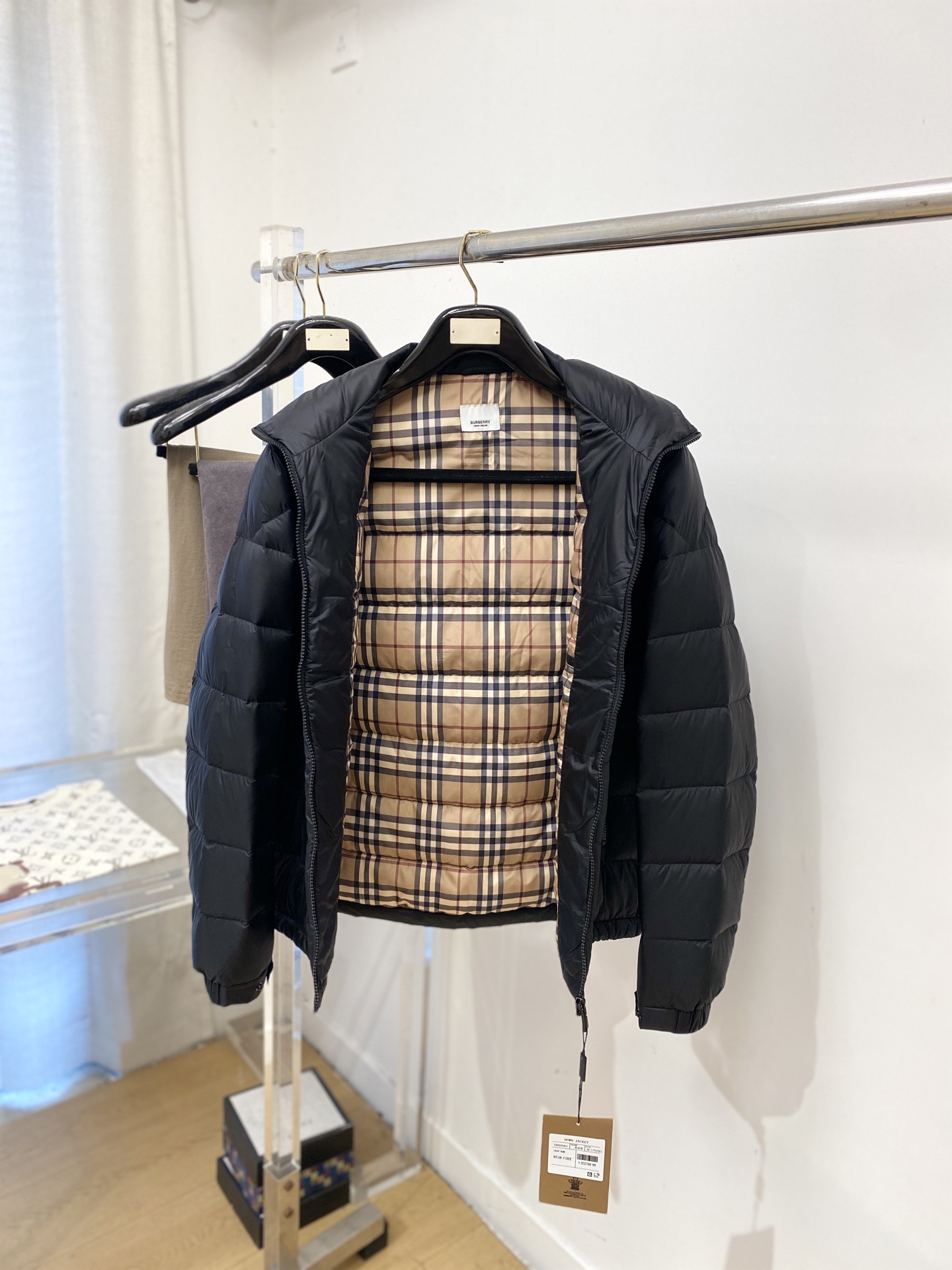 巴*、2026最新款男士羽绒服、面料柔软舒适 ．上身版型超赞 ．拉链．辅料都是客供 、进口面料，轻便舒适，保暖有型、简单