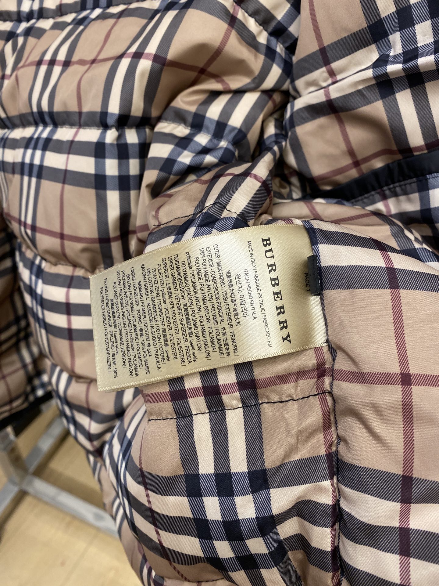 巴*、2026最新款男士羽绒服、面料柔软舒适 ．上身版型超赞 ．拉链．辅料都是客供 、进口面料，轻便舒适，保暖有型、简单