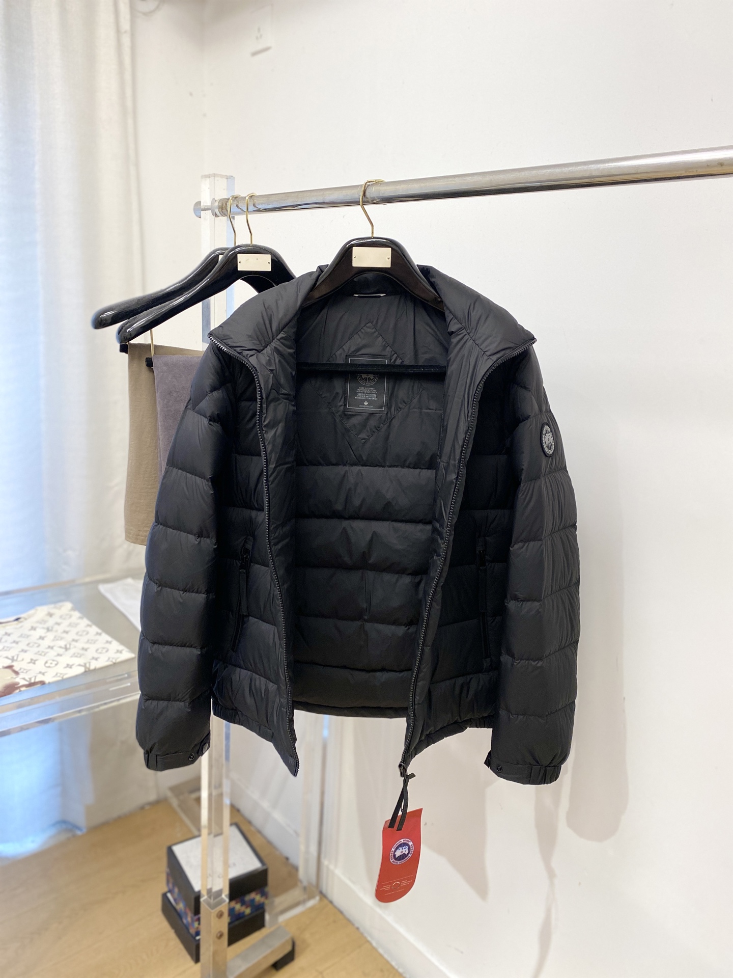 ￼ 鹅🇨🇦*、2026最新款男士羽绒服、面料柔软舒适 ．上身版型超赞 ．拉链．辅料都是客供 、进口面料，轻便舒适，保暖有