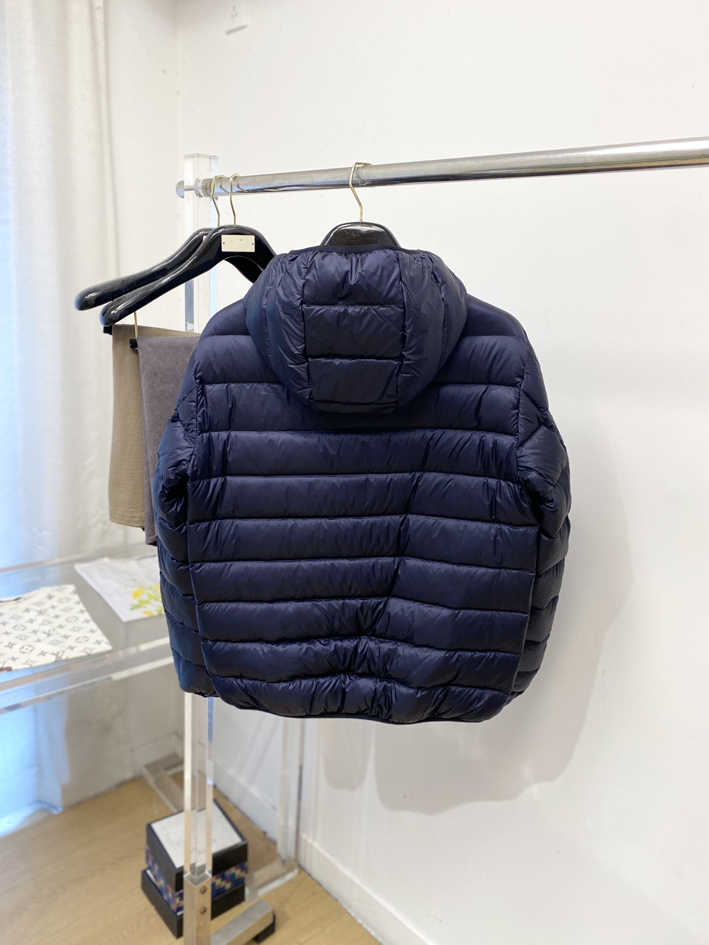 蒙*、2026最新款男士羽绒服、面料柔软舒适 ．上身版型超赞 ．拉链．辅料都是客供 、进口面料，轻便舒适，保暖有型、简单