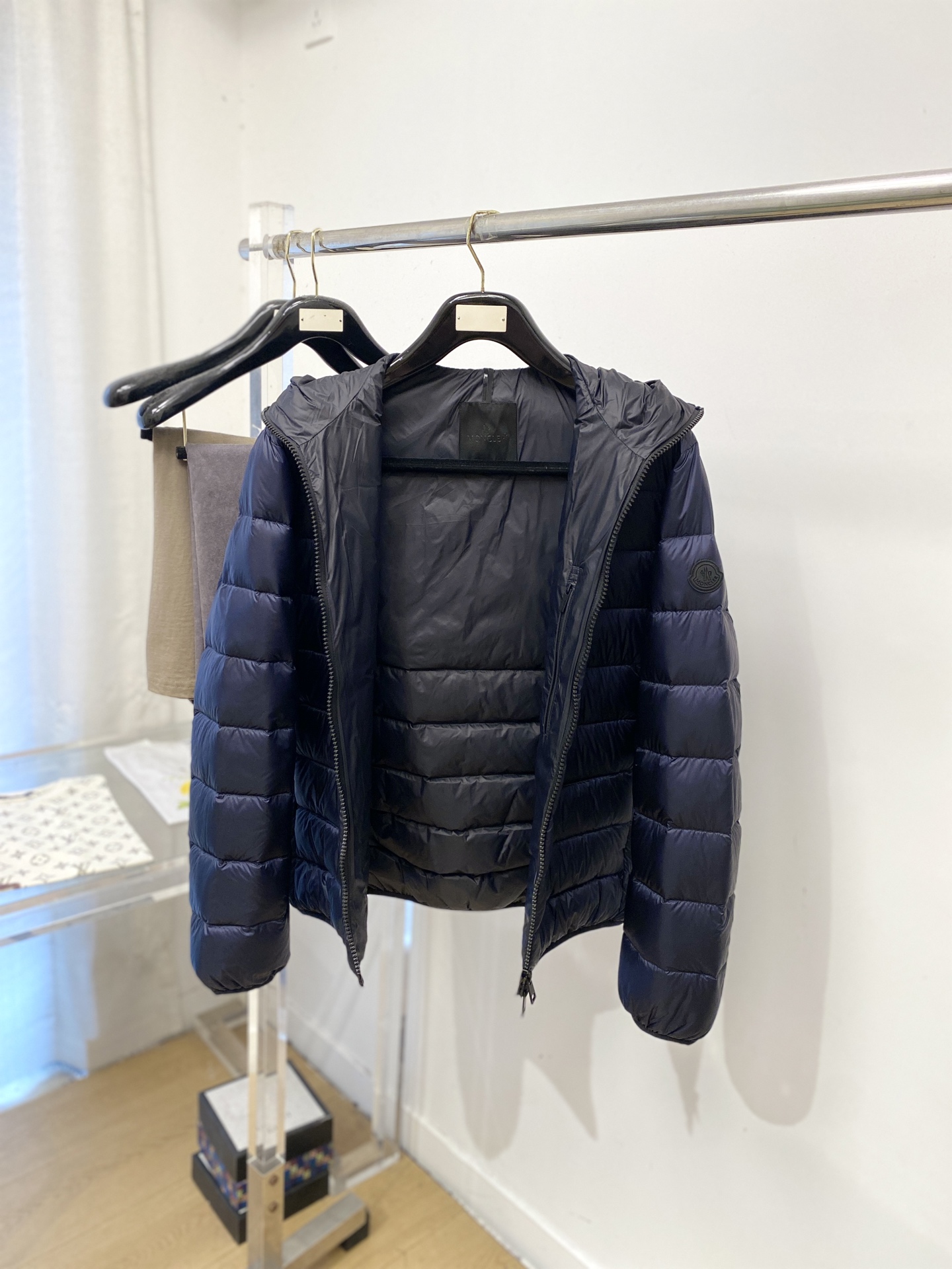 蒙*、2026最新款男士羽绒服、面料柔软舒适 ．上身版型超赞 ．拉链．辅料都是客供 、进口面料，轻便舒适，保暖有型、简单