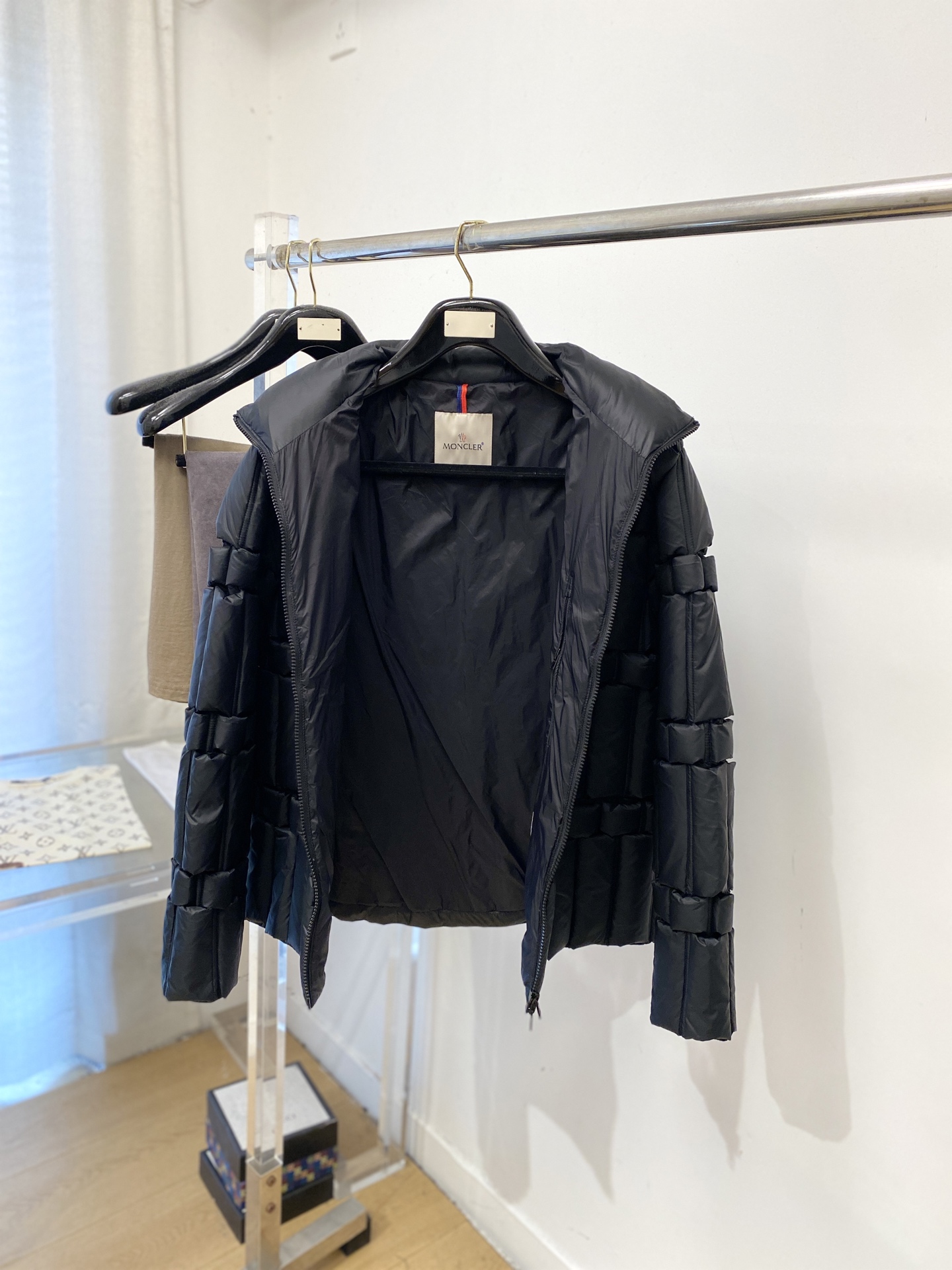 蒙*、2026最新款男士羽绒服、面料柔软舒适 ．上身版型超赞 ．拉链．辅料都是客供 、进口面料，轻便舒适，保暖有型、简单