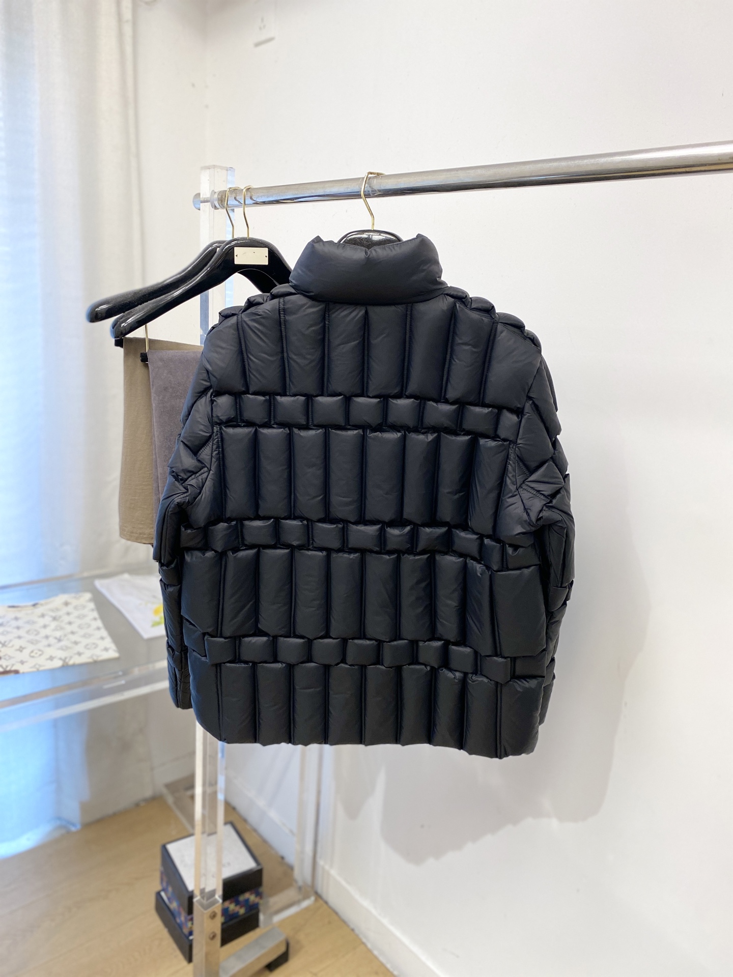 蒙*、2026最新款男士羽绒服、面料柔软舒适 ．上身版型超赞 ．拉链．辅料都是客供 、进口面料，轻便舒适，保暖有型、简单