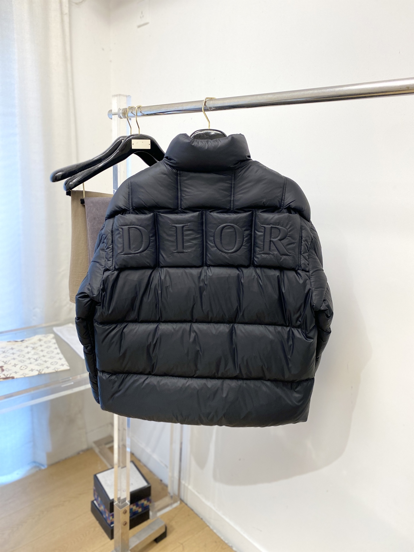 迪*、2026最新款男士羽绒服、面料柔软舒适 ．上身版型超赞 ．拉链．辅料都是客供 、进口面料，轻便舒适，保暖有型、简单