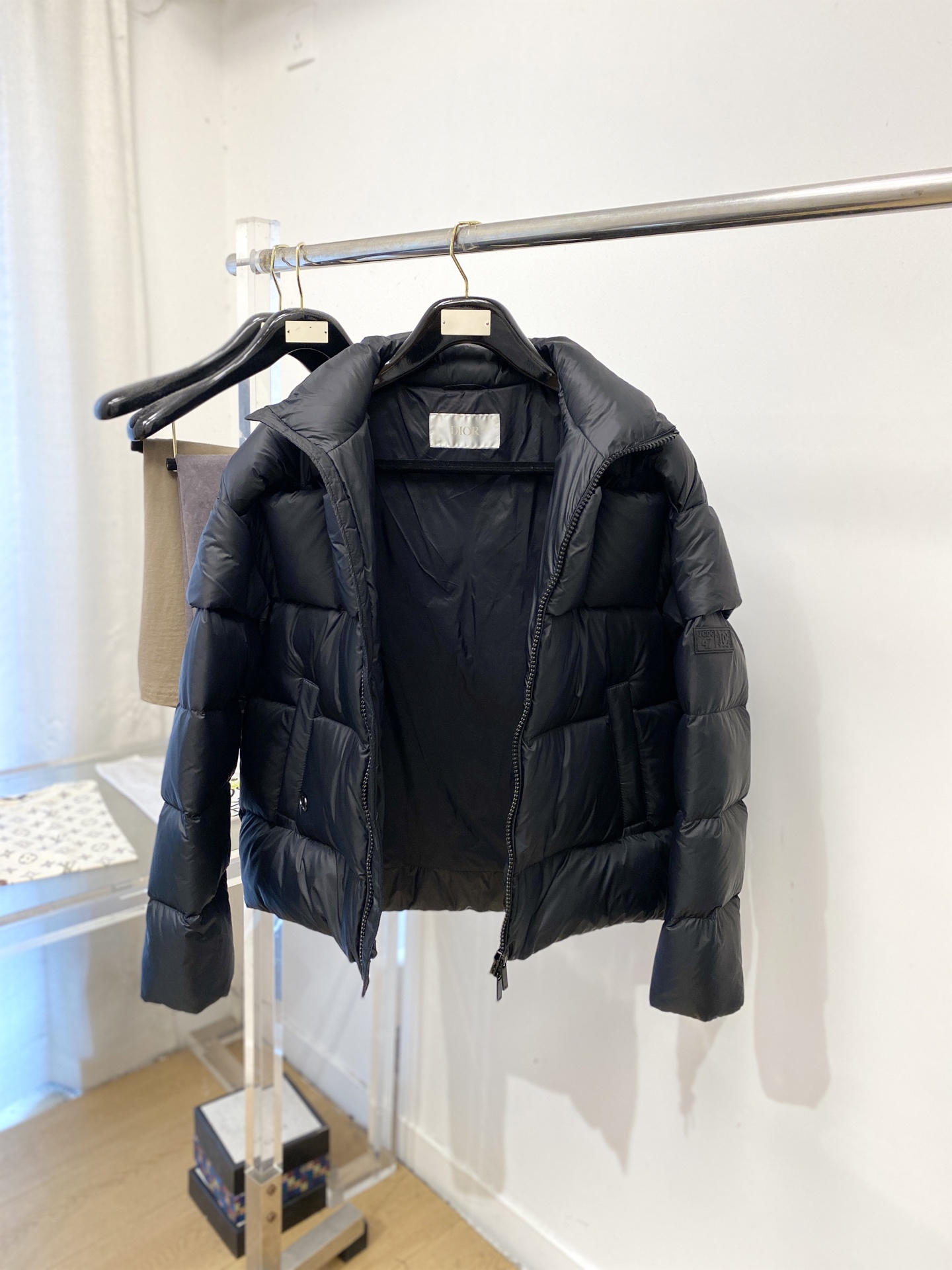 迪*、2026最新款男士羽绒服、面料柔软舒适 ．上身版型超赞 ．拉链．辅料都是客供 、进口面料，轻便舒适，保暖有型、简单