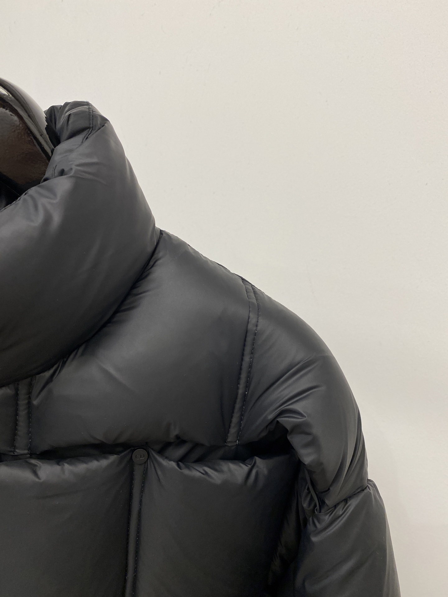 迪*、2026最新款男士羽绒服、面料柔软舒适 ．上身版型超赞 ．拉链．辅料都是客供 、进口面料，轻便舒适，保暖有型、简单