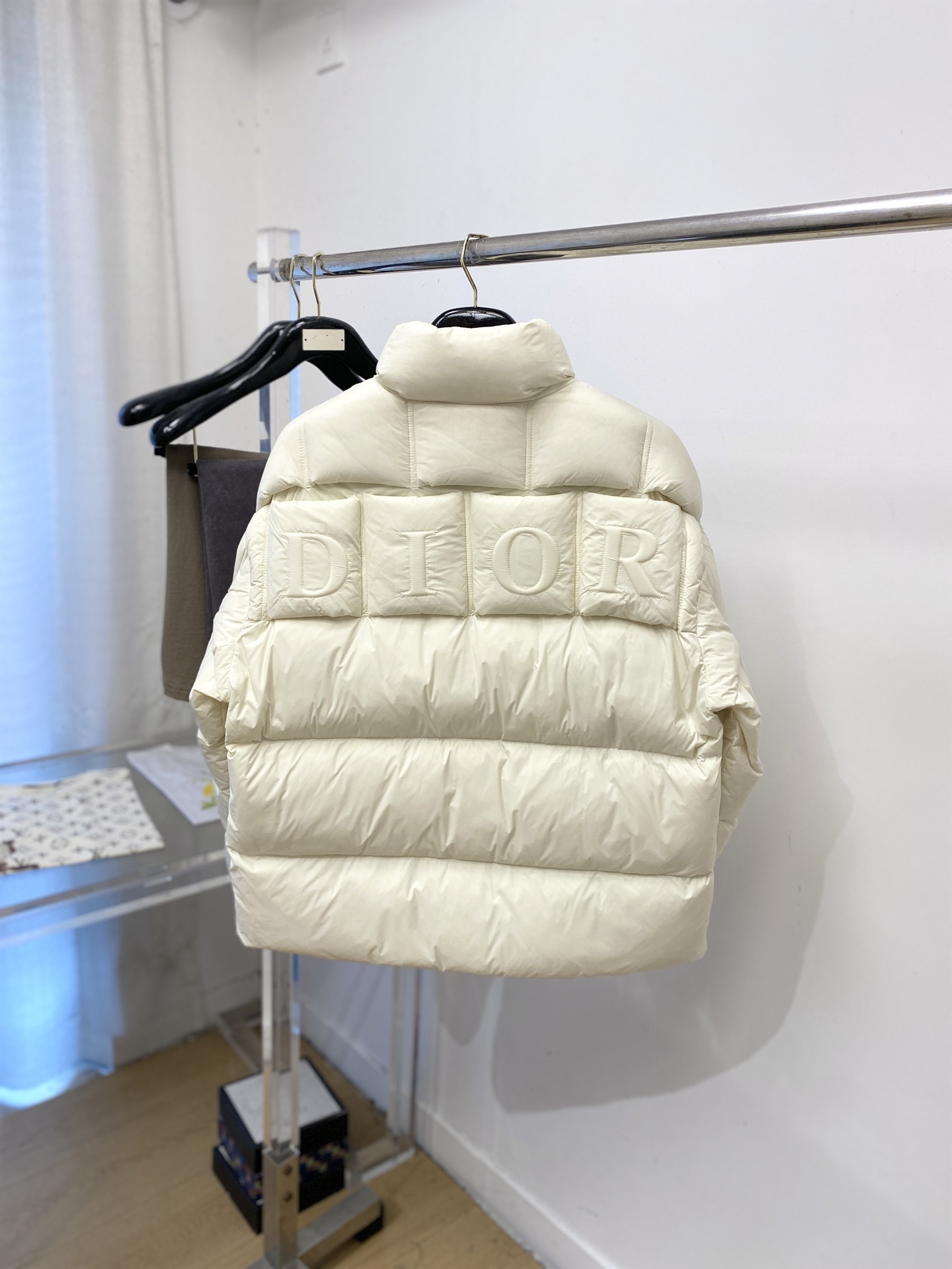 迪*、2026最新款男士羽绒服、面料柔软舒适 ．上身版型超赞 ．拉链．辅料都是客供 、进口面料，轻便舒适，保暖有型、简单
