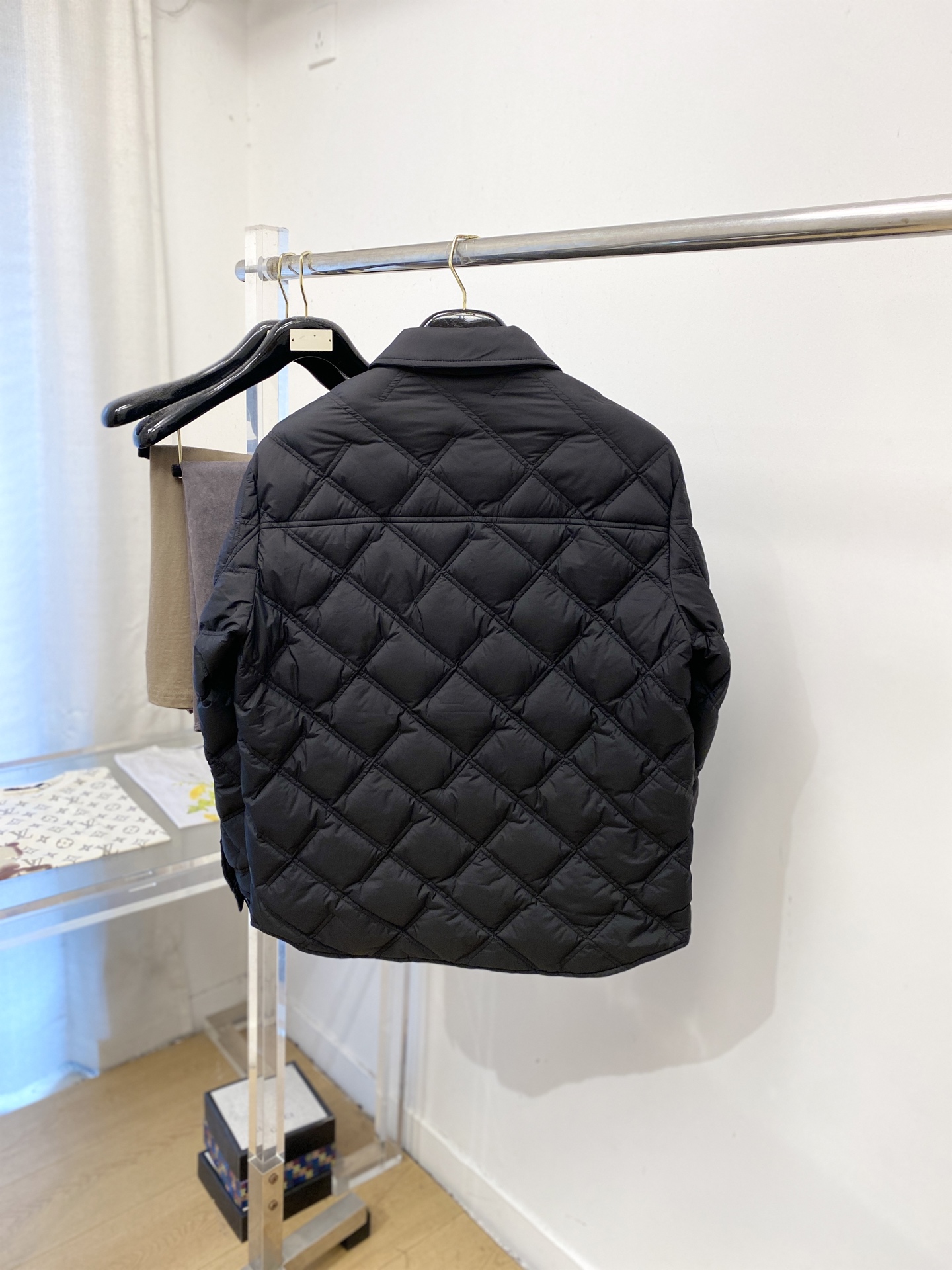 蒙*、2026最新款男士羽绒服、面料柔软舒适 ．上身版型超赞 ．拉链．辅料都是客供 、进口面料，轻便舒适，保暖有型、简单