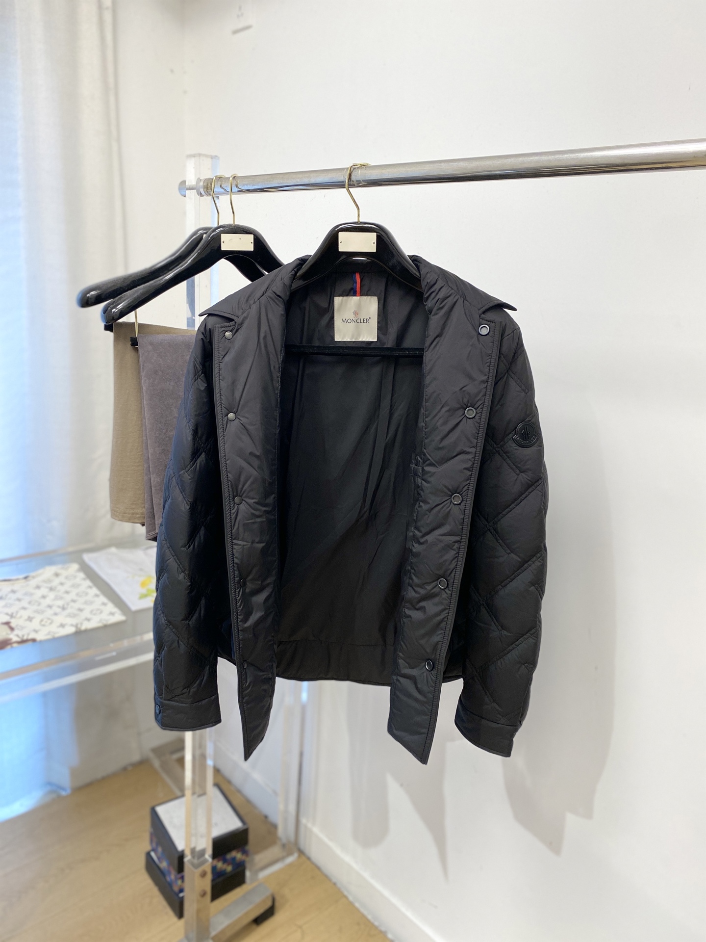 蒙*、2026最新款男士羽绒服、面料柔软舒适 ．上身版型超赞 ．拉链．辅料都是客供 、进口面料，轻便舒适，保暖有型、简单