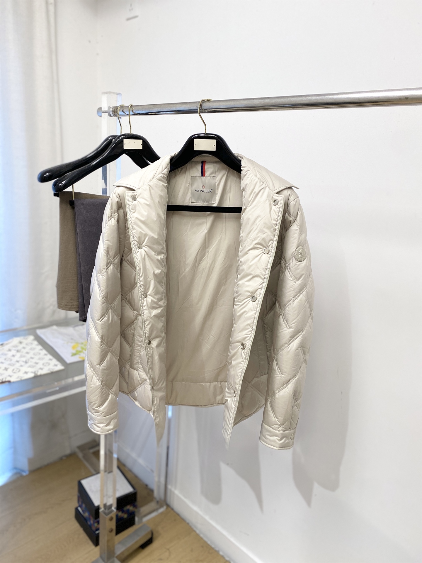 蒙*、2026最新款男士羽绒服、面料柔软舒适 ．上身版型超赞 ．拉链．辅料都是客供 、进口面料，轻便舒适，保暖有型、简单