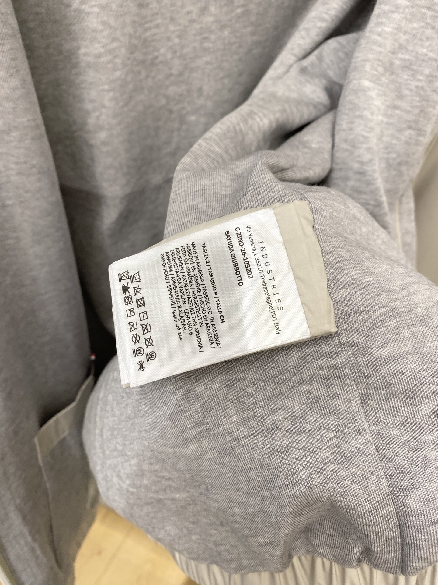 蒙*、2026新品夹克外套，时尚帅气，简约百搭款，袖口刺绣装饰图案logo，定制原版面料，不仅挺括，保持潮流的廓形，又穿