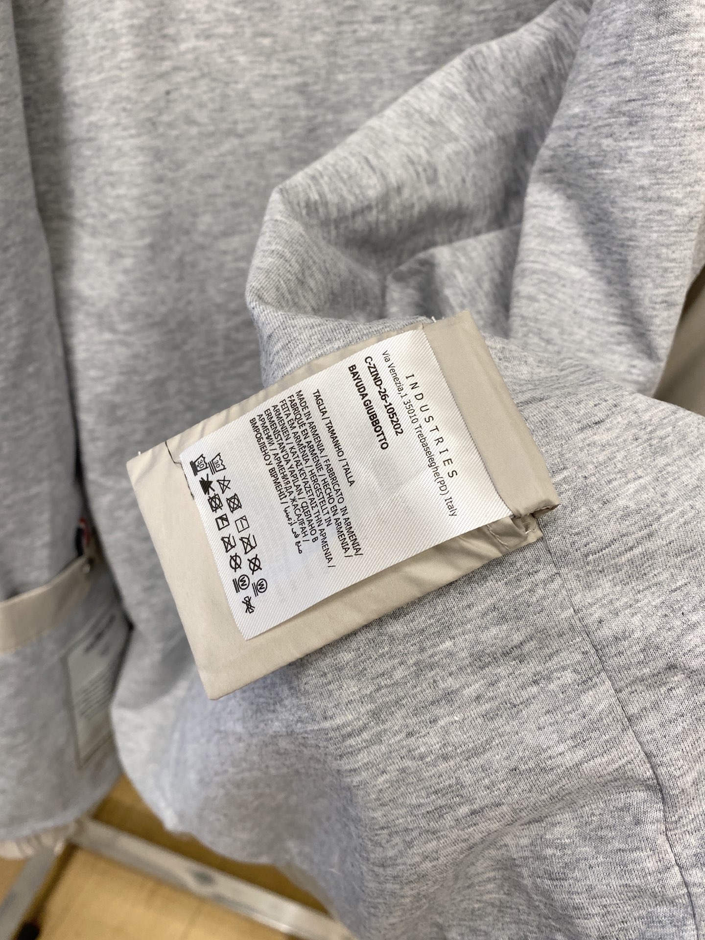 蒙*、2026新品夹克外套，时尚帅气，简约百搭款，袖口刺绣装饰图案logo，定制原版面料，不仅挺括，保持潮流的廓形，又穿