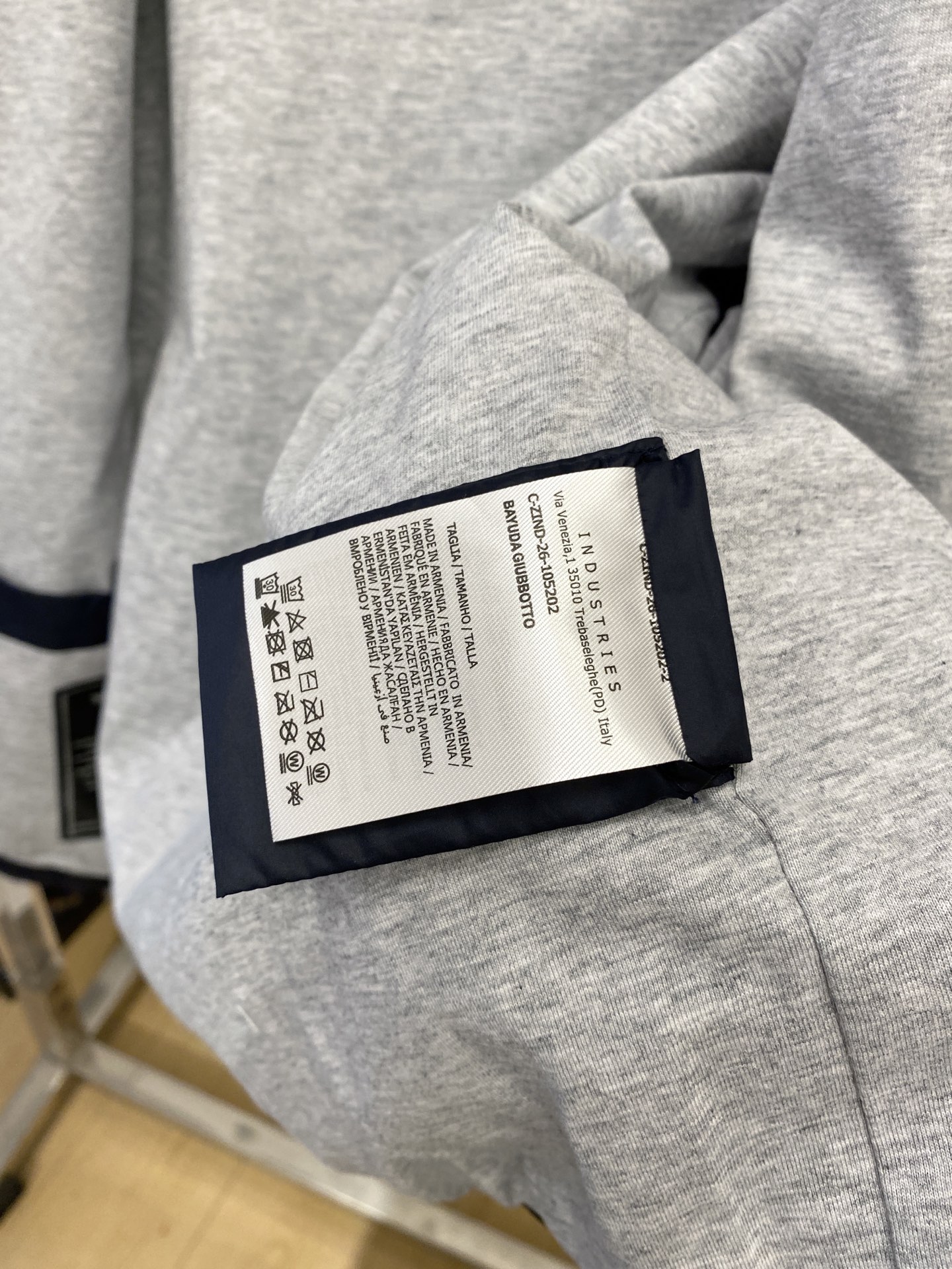 蒙*、2026新品夹克外套，时尚帅气，简约百搭款，袖口刺绣装饰图案logo，定制原版面料，不仅挺括，保持潮流的廓形，又穿