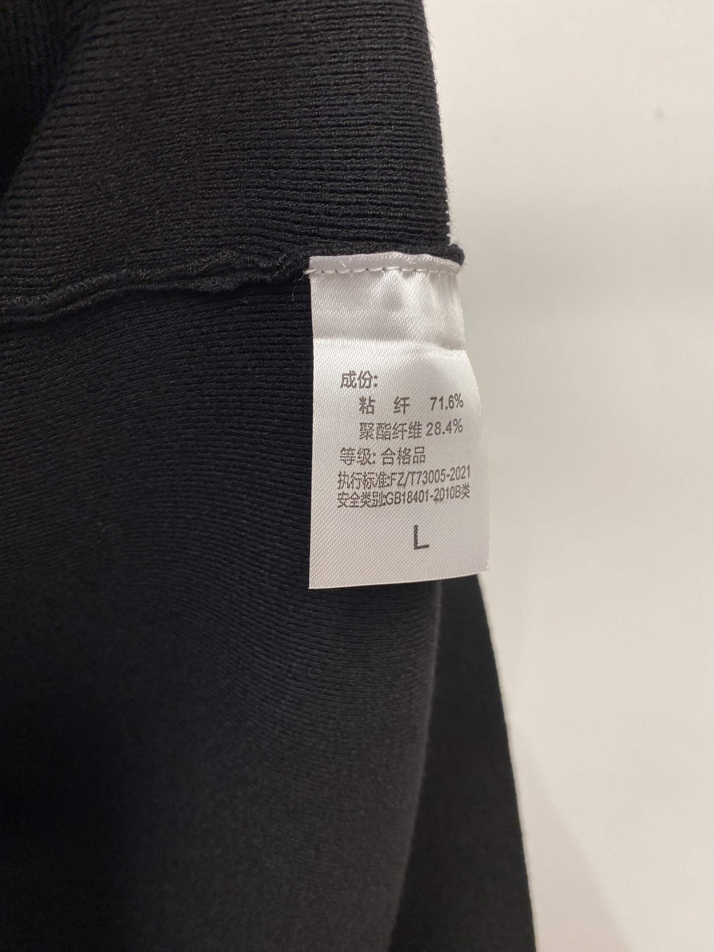 蒙*、2026新品针织短袖，帅气时尚，原版五金辅料logo，简约百搭款。面料针织 不仅挺括，保持潮流的廓形，又穿着舒适，