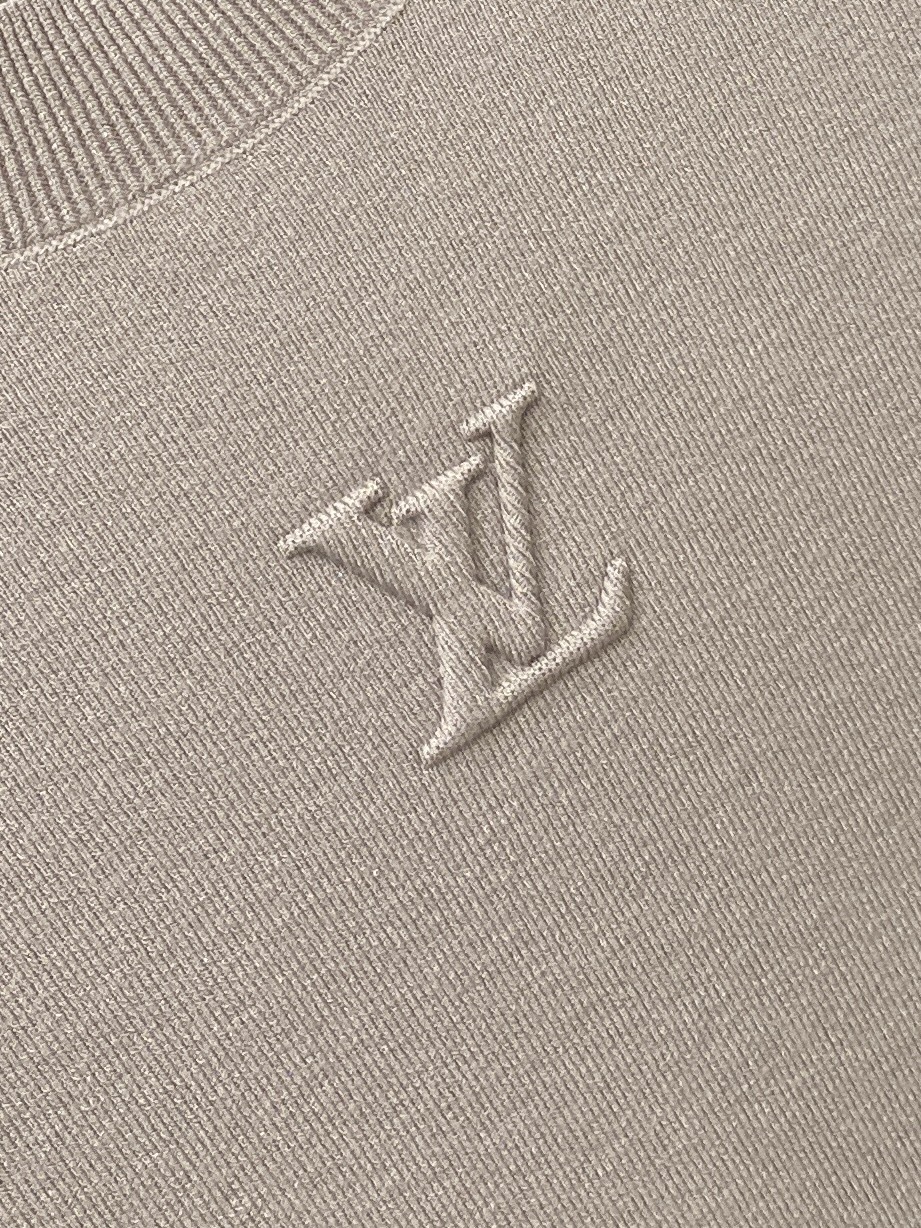 路*、2026新品针织短袖，帅气时尚，胸口设计凹凸字母logo，简约百搭款。面料针织 不仅挺括，保持潮流的廓形，又穿着舒