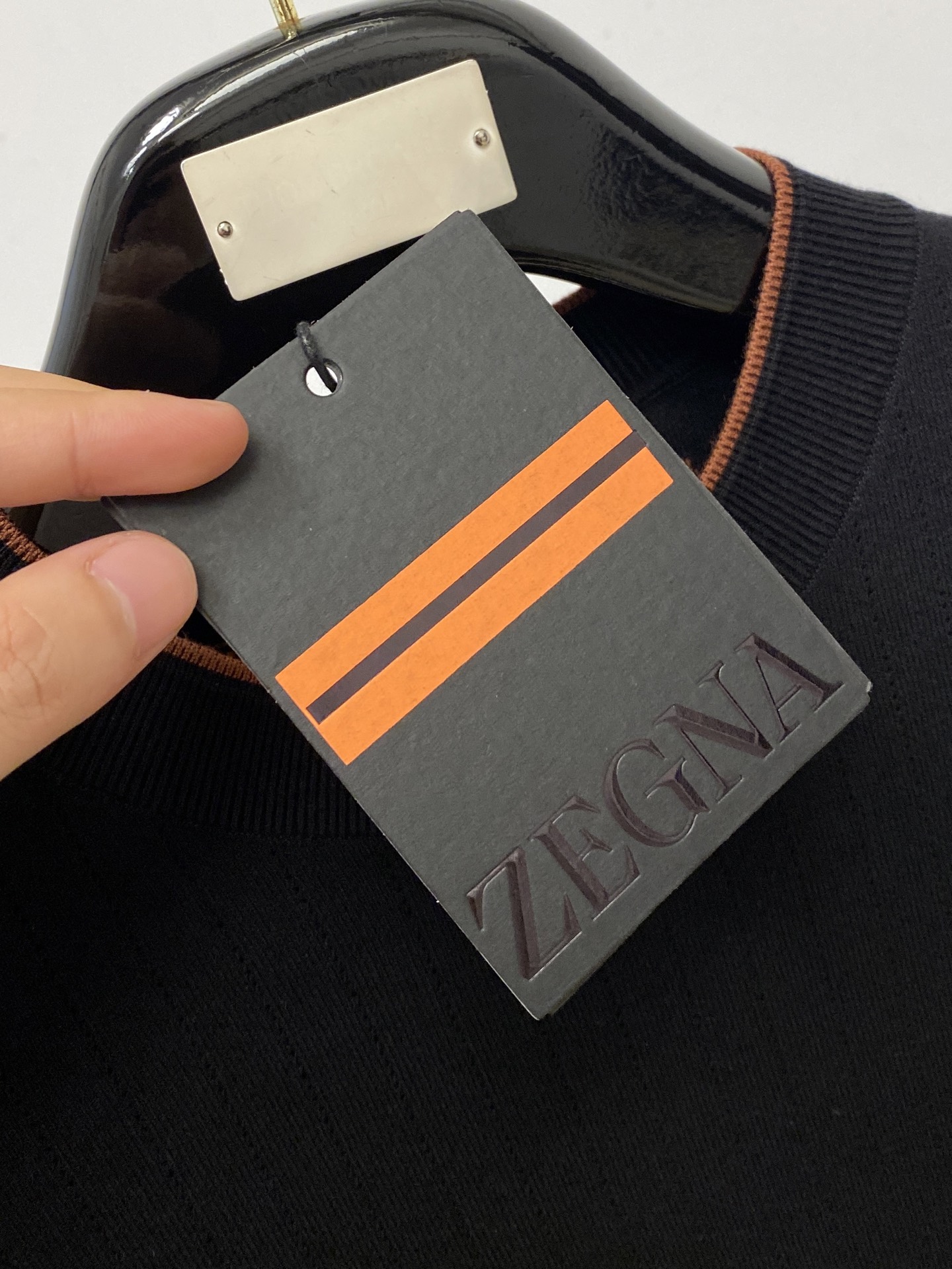 杰*、2026新品针织短袖，帅气时尚，胸前设计凹凸字母logo，简约百搭款。面料针织 不仅挺括，保持潮流的廓形，又穿着舒