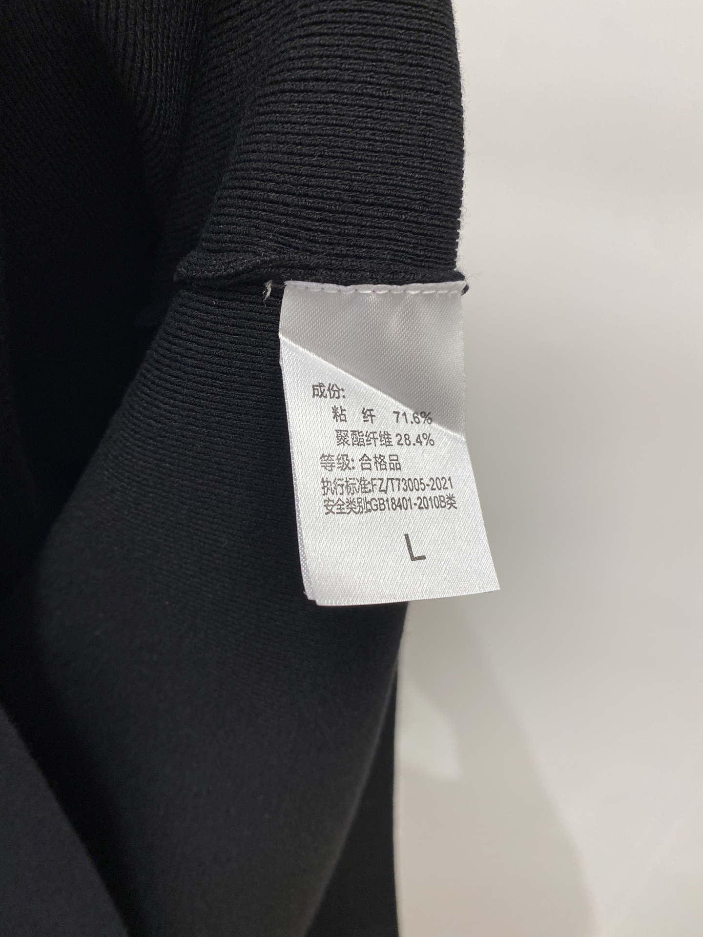 杰*、2026新品针织短袖，帅气时尚，胸前设计凹凸字母logo，简约百搭款。面料针织 不仅挺括，保持潮流的廓形，又穿着舒
