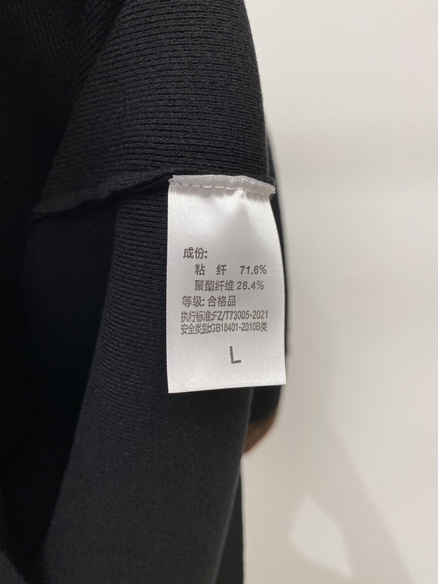 L*、2026新品针织短袖，帅气时尚，胸前凹凸精致刺绣字母图案logo，简约百搭款。面料针织 不仅挺括，保持潮流的廓形，