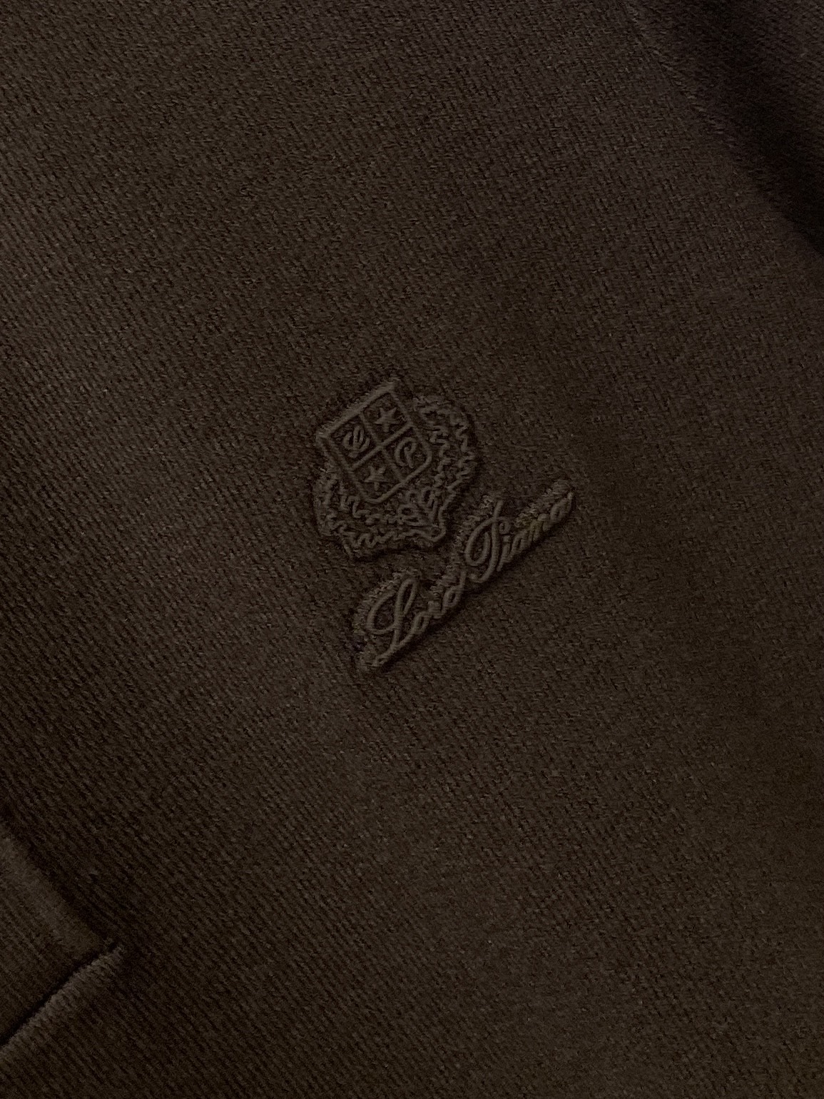 L*、2026新品针织短袖，帅气时尚，胸前凹凸精致刺绣字母图案logo，简约百搭款。面料针织 不仅挺括，保持潮流的廓形，