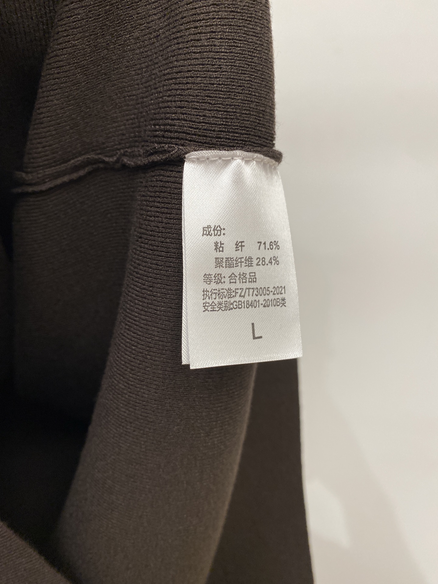 L*、2026新品针织短袖，帅气时尚，胸前凹凸精致刺绣字母图案logo，简约百搭款。面料针织 不仅挺括，保持潮流的廓形，