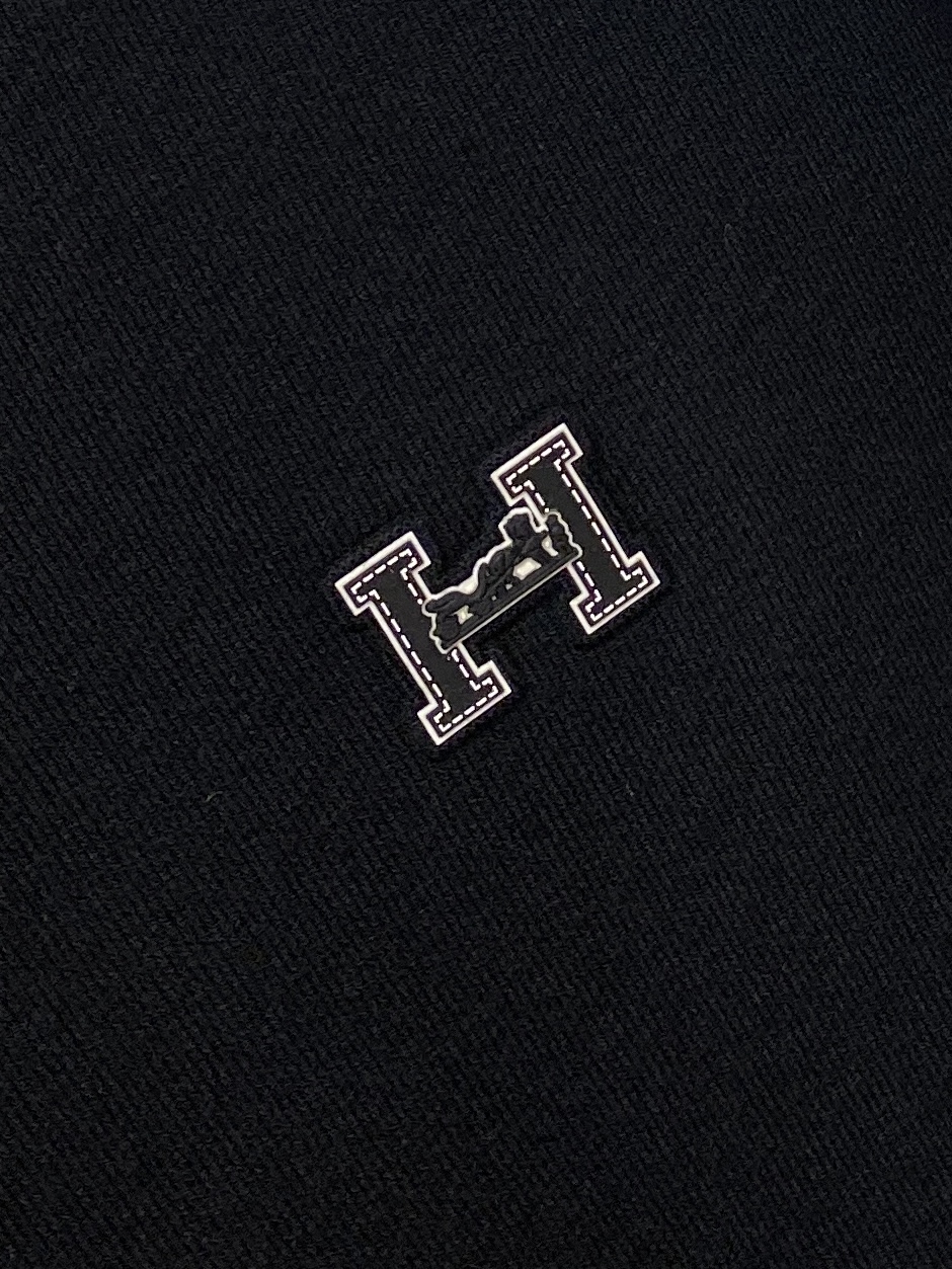 爱*、2026新品针织长袖，帅气时尚，胸前设计凹凸印胶字母logo，简约百搭款。面料针织 不仅挺括，保持潮流的廓形，又穿