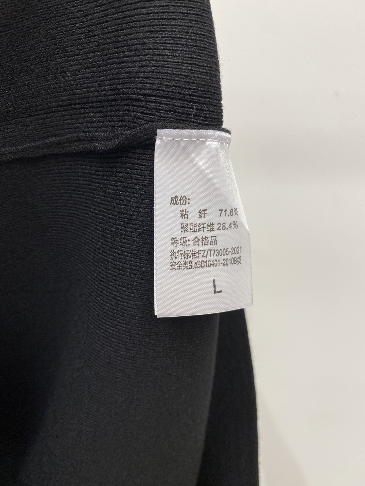 爱*、2026新品针织长袖，帅气时尚，胸前设计凹凸印胶字母logo，简约百搭款。面料针织 不仅挺括，保持潮流的廓形，又穿