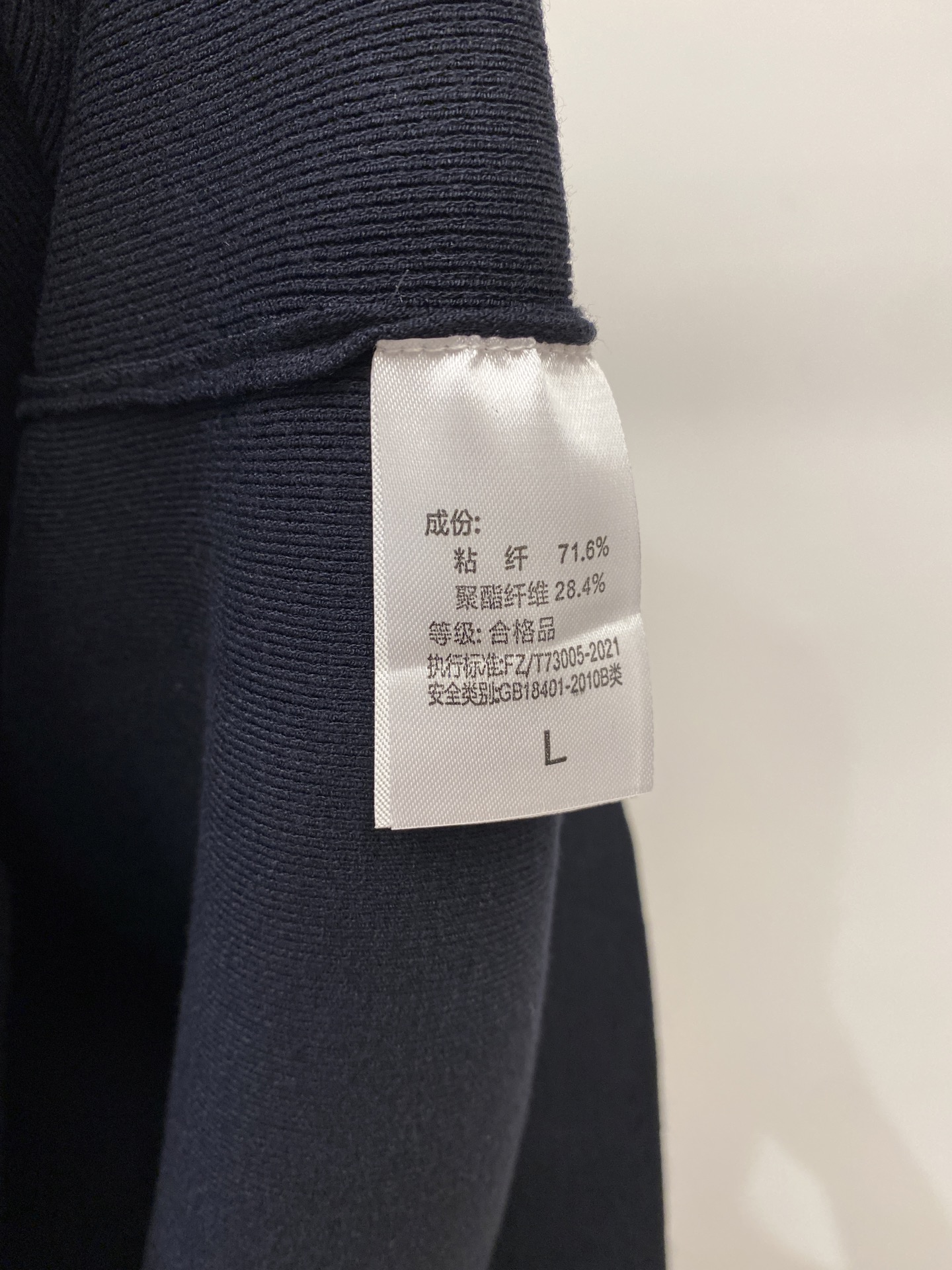 爱*、2026新品针织长袖，帅气时尚，胸前设计凹凸印胶字母logo，简约百搭款。面料针织 不仅挺括，保持潮流的廓形，又穿