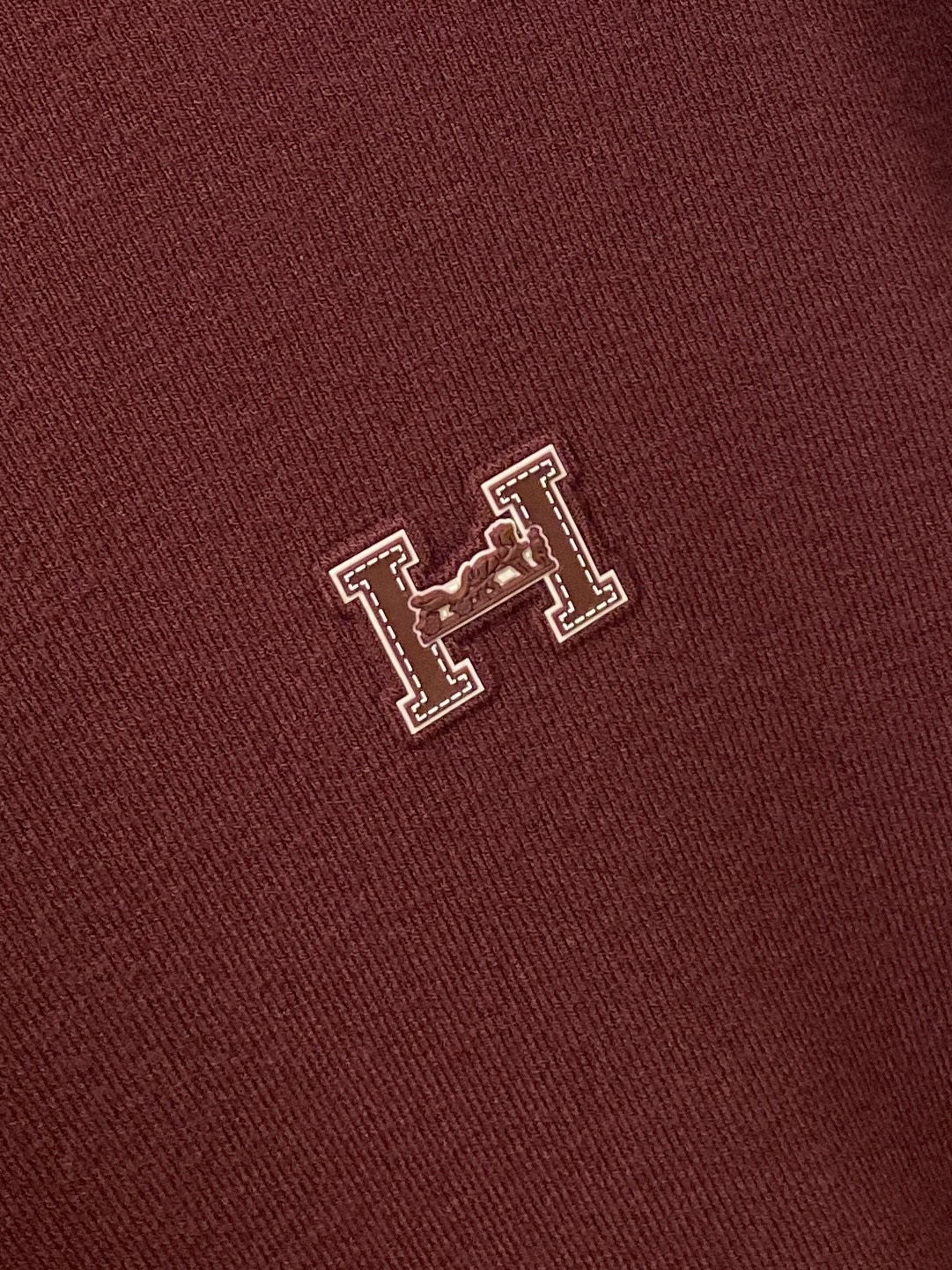 爱*、2026新品针织长袖，帅气时尚，胸前设计凹凸印胶字母logo，简约百搭款。面料针织 不仅挺括，保持潮流的廓形，又穿