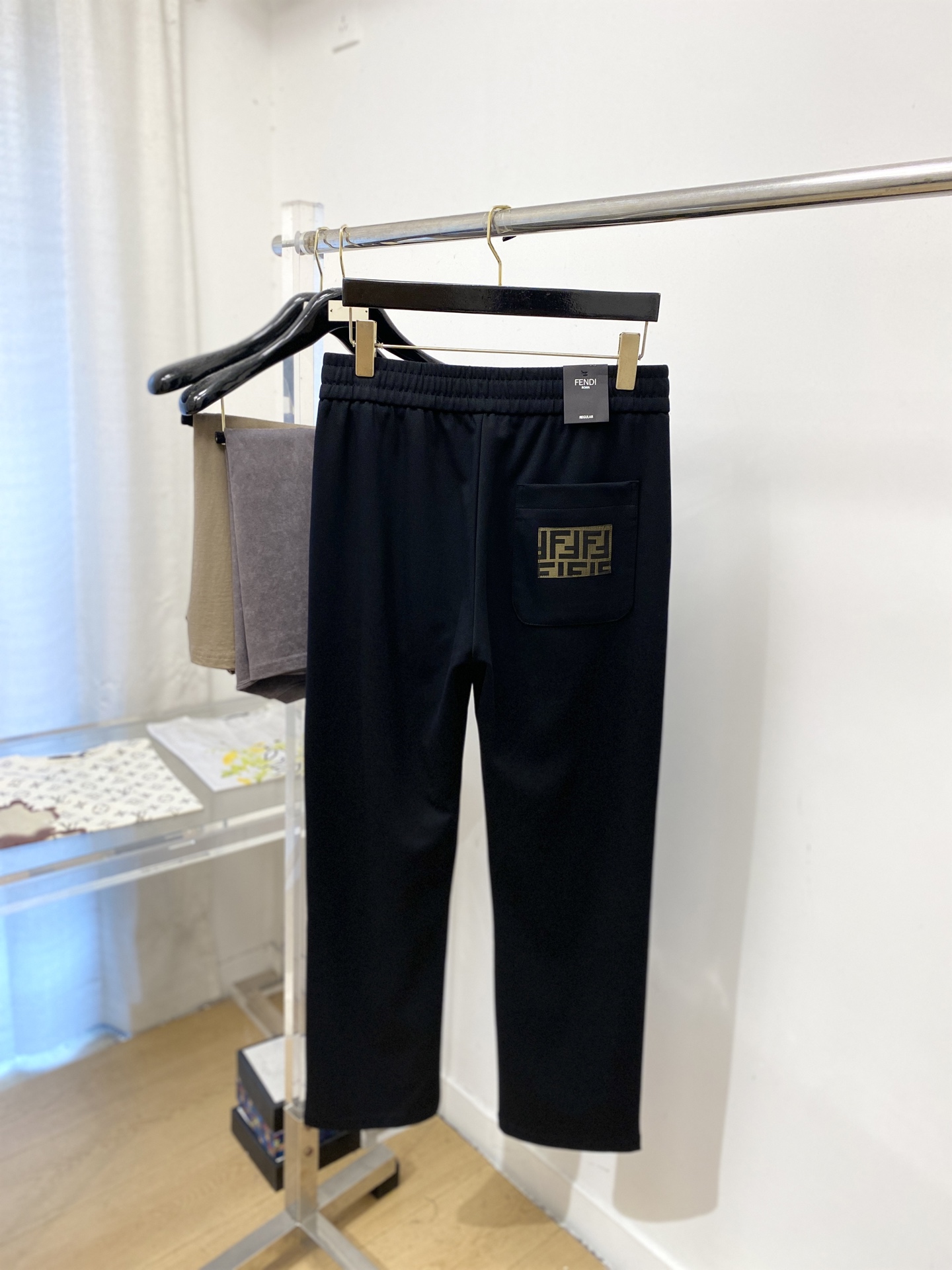 芬*、2026爆款休闲裤 高弹显瘦必爆简约百搭爆款，做工精细，每一针都看得到用心，超多明星网红最爱 拉长身材比例哦！微弹