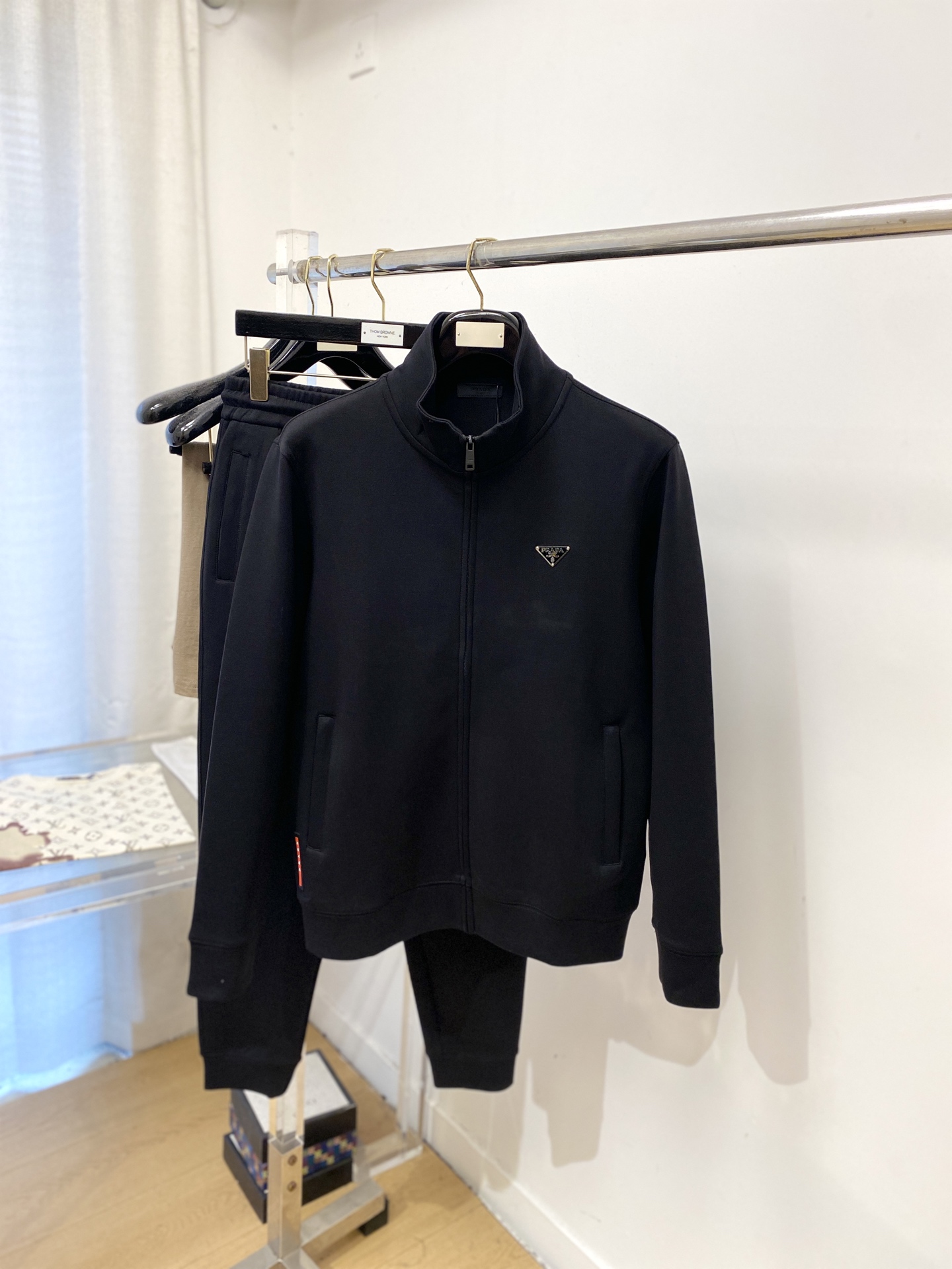 ￼ 普*、2026最新品，时尚休闲套装，顶级原版面料打造，穿着舒适，吸湿性透气性都非常良好，色牢度超高！无论内搭还是外穿