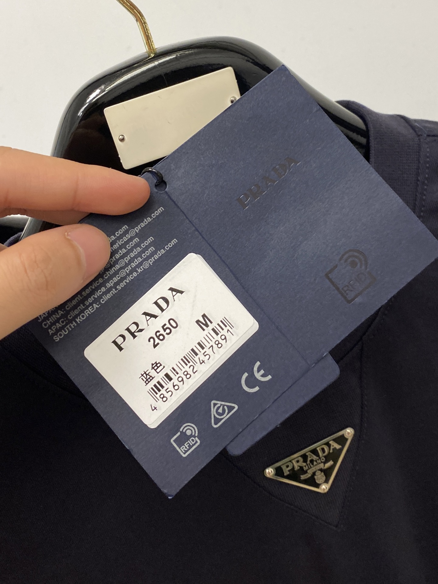 ￼ 普*、2026新品长袖，时尚帅气，简约百搭款，胸口五金装饰三角标logo，定制原版面料，不仅挺括，保持潮流的廓形，又