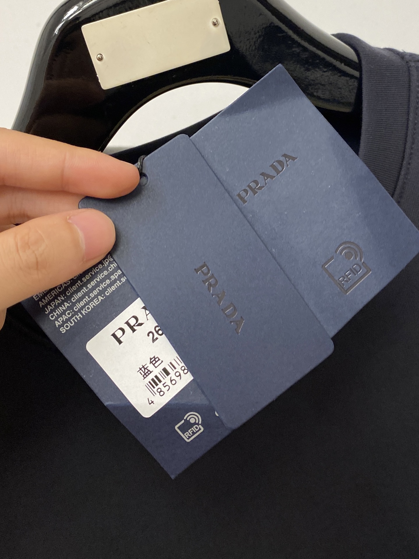普*、2026新品卫衣，时尚帅气，简约百搭款，袖口五金装饰三角标logo，定制原版面料，不仅挺括，保持潮流的廓形，又穿着