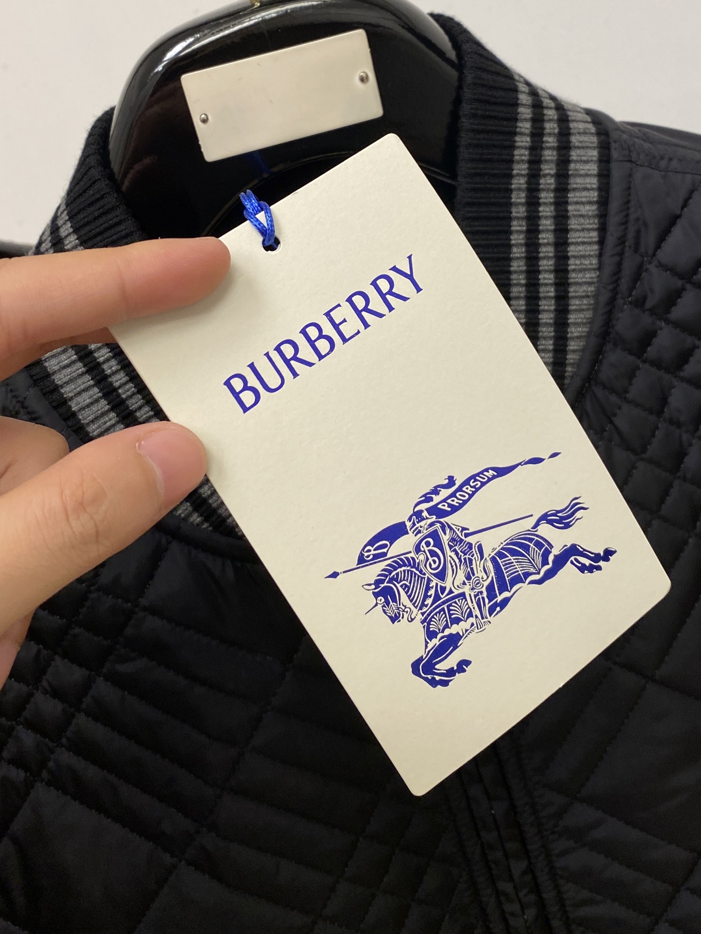巴*、2026新品夹克外套，时尚帅气，简约百搭款，胸前精致刺绣图案logo，定制原版面料，不仅挺括，保持潮流的廓形，又穿