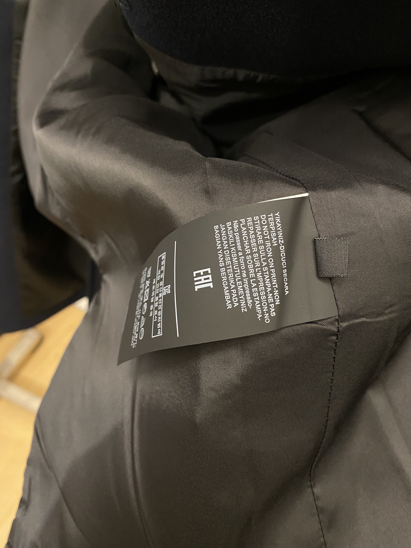 普*、2026新品西装外套，时尚帅气，简约百搭款，定制原版面料，不仅挺括，保持潮流的廓形，又穿着舒适，纱织更细腻，码数M