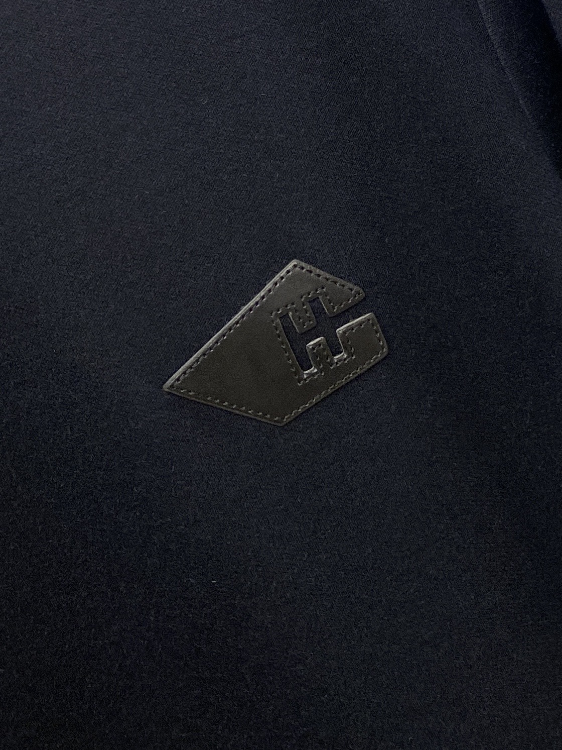 爱*、2026新品长袖，时尚帅气，简约百搭款，胸前刺绣装饰字母logo，定制原版面料，不仅挺括，保持潮流的廓形，又穿着舒
